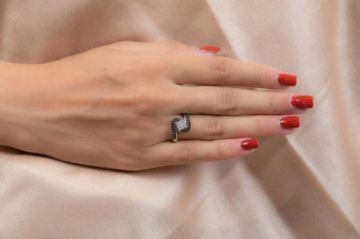 Im Angebot: Natürlicher Schwarz-Weiß-Diamant-Hochzeitsring, Geschenk für sie aus 18 Karat massivem Weißgold () 2