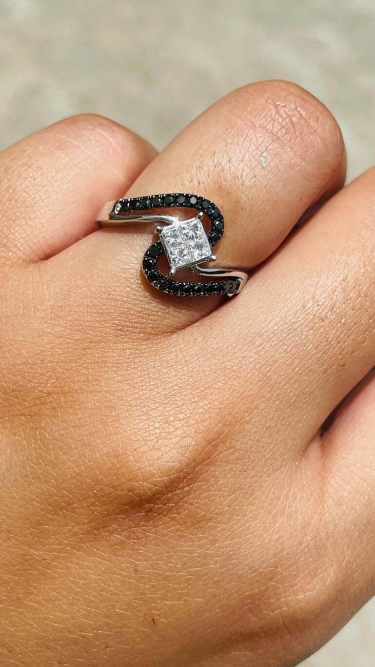 Im Angebot: Natürlicher Schwarz-Weiß-Diamant-Hochzeitsring, Geschenk für sie aus 18 Karat massivem Weißgold () 4