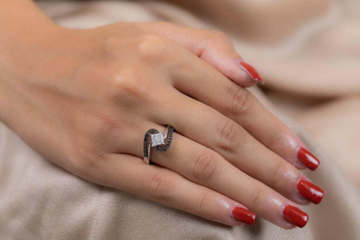 Im Angebot: Natürlicher Schwarz-Weiß-Diamant-Hochzeitsring, Geschenk für sie aus 18 Karat massivem Weißgold () 8