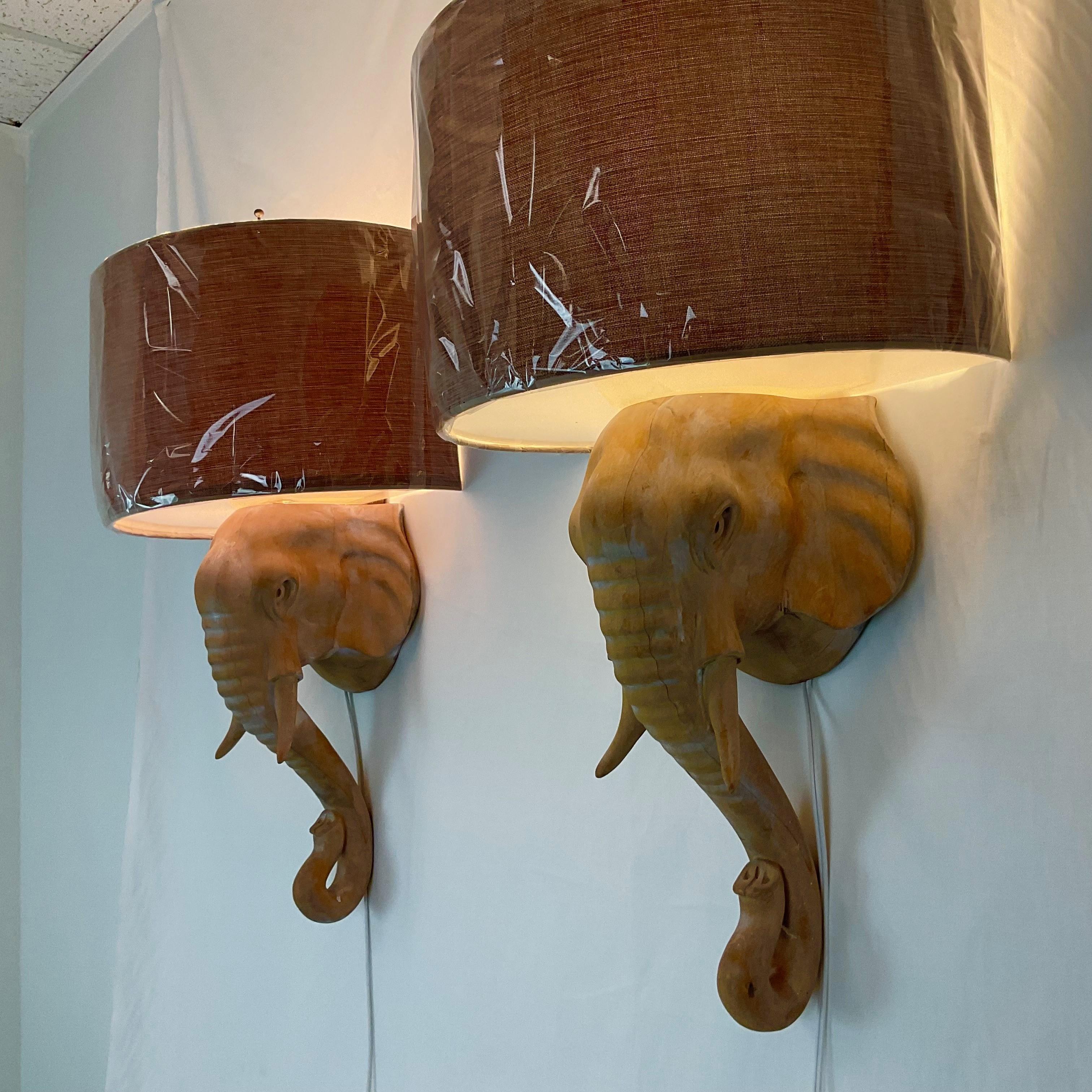 Applique éléphant en bois blanchi naturel avec abat-jour en lin en vente 3