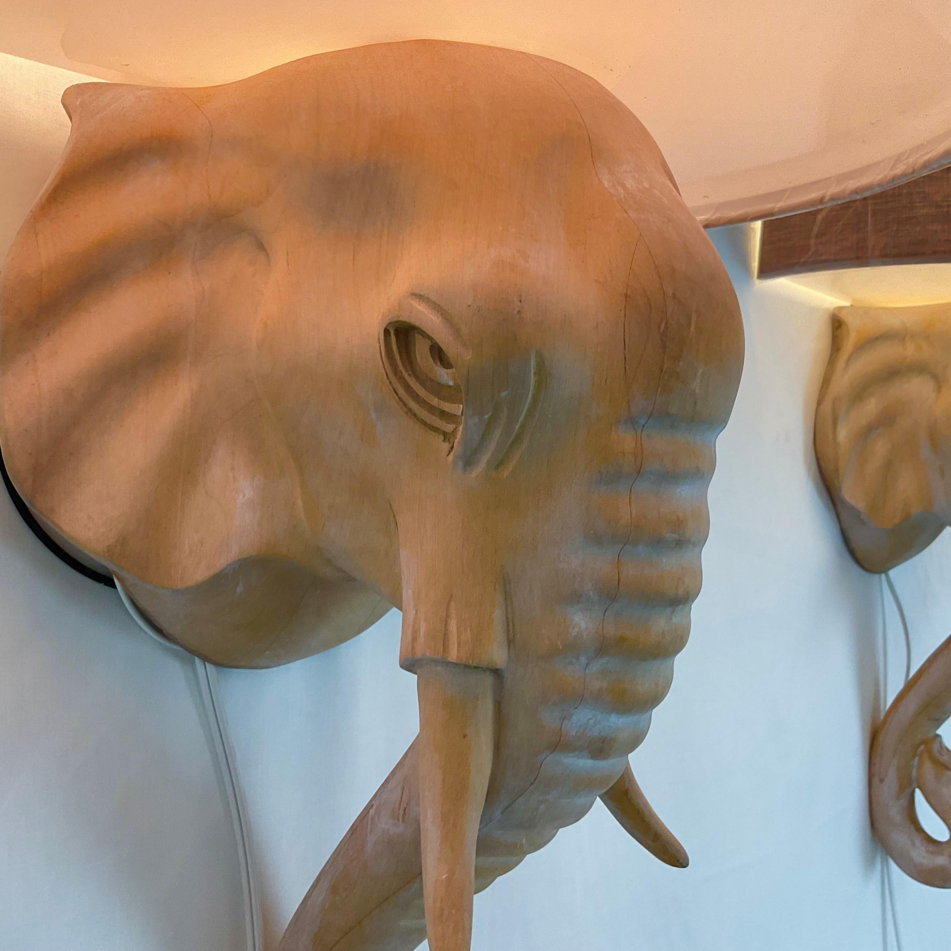 Applique éléphant en bois blanchi naturel avec abat-jour en lin en vente 5
