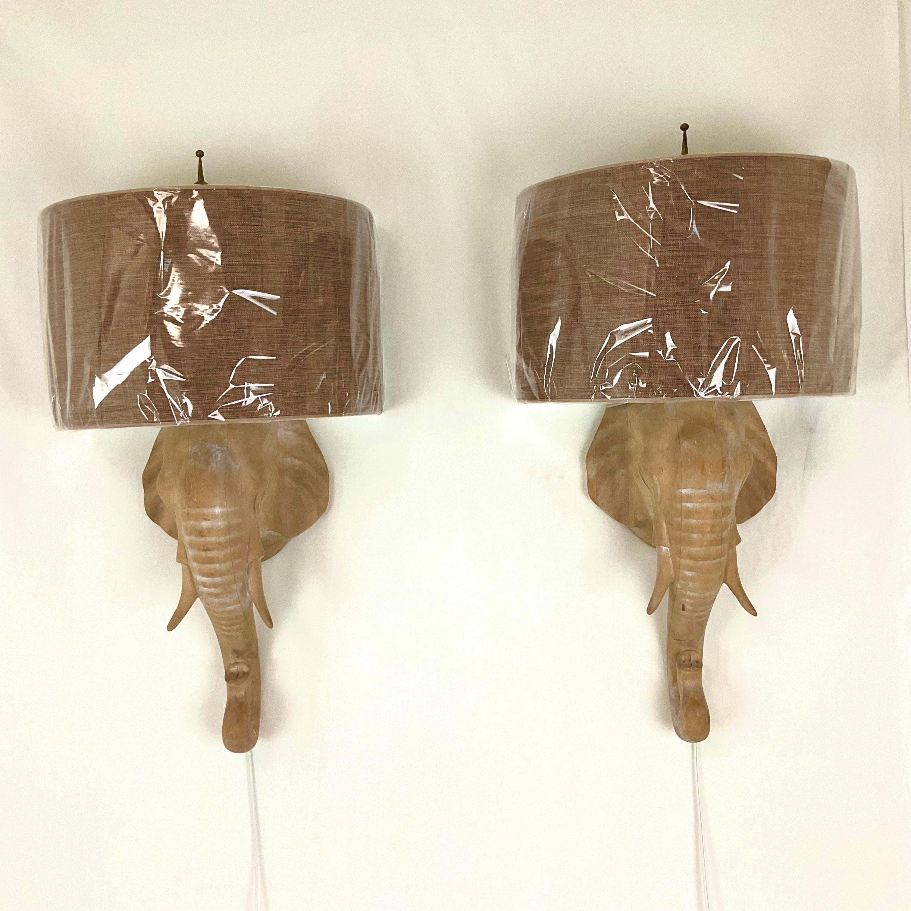 Applique éléphant en bois blanchi naturel avec abat-jour en lin en vente 6