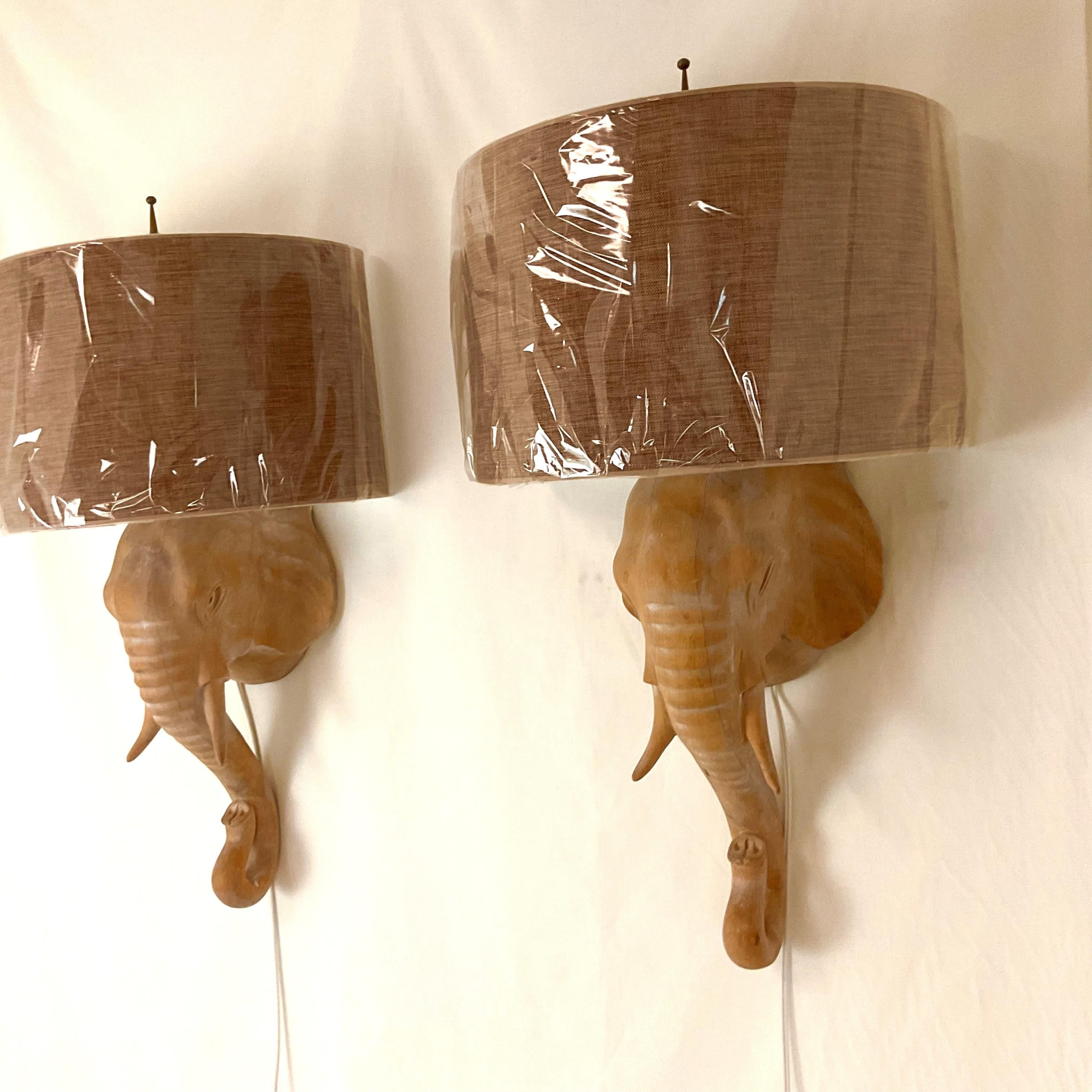 Applique éléphant en bois blanchi naturel avec abat-jour en lin en vente 8