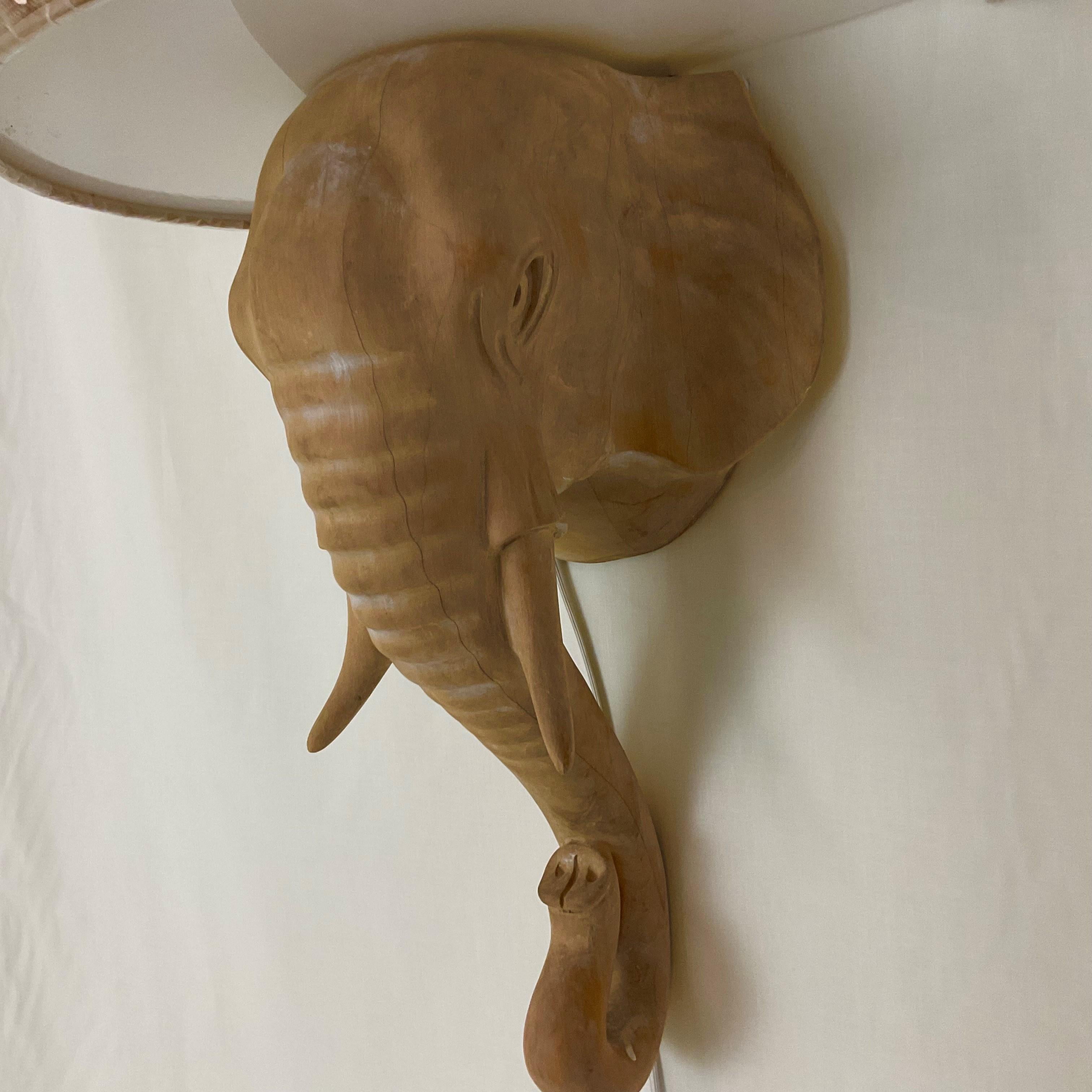 Applique éléphant en bois blanchi naturel avec abat-jour en lin en vente 9