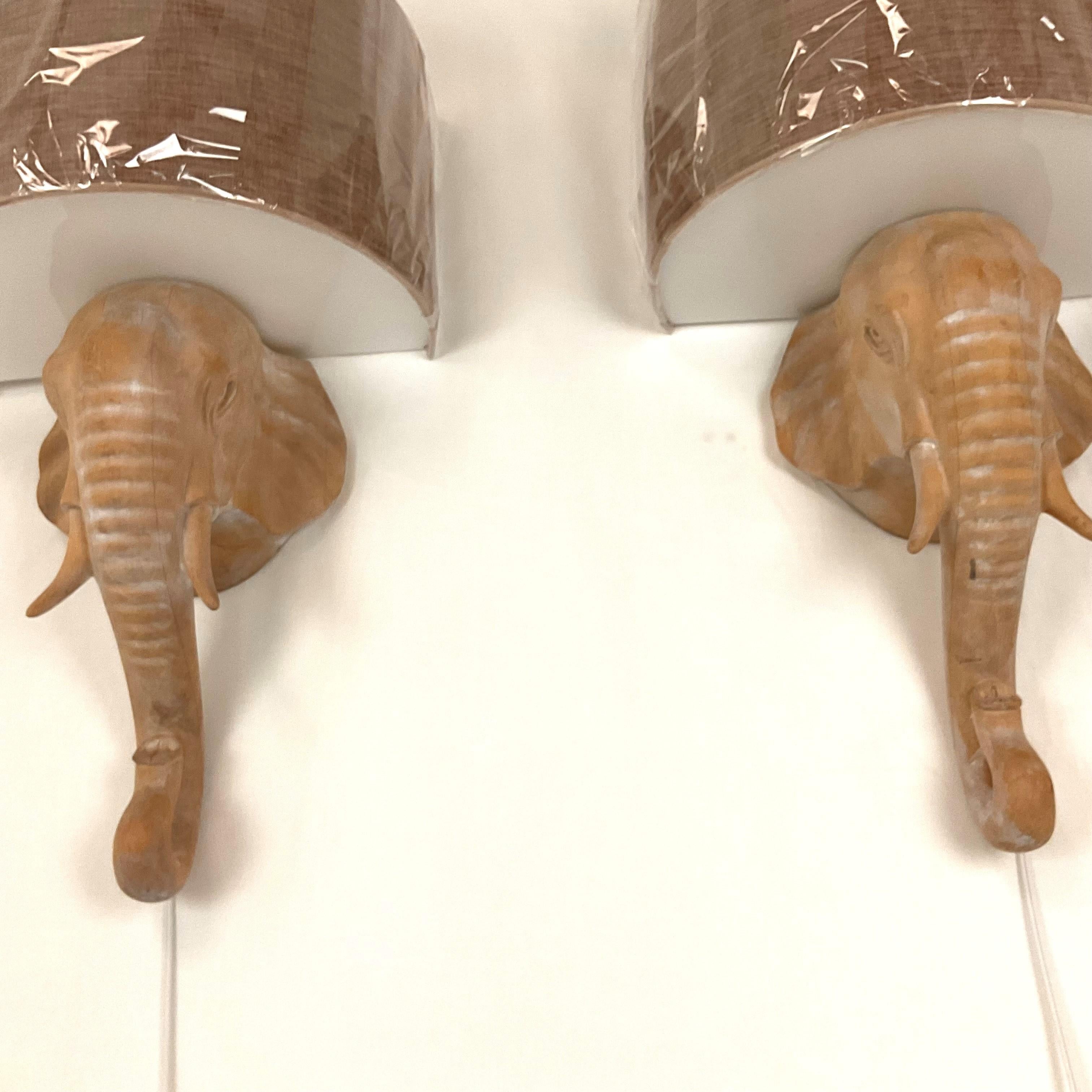Applique éléphant en bois blanchi naturel avec abat-jour en lin en vente 10