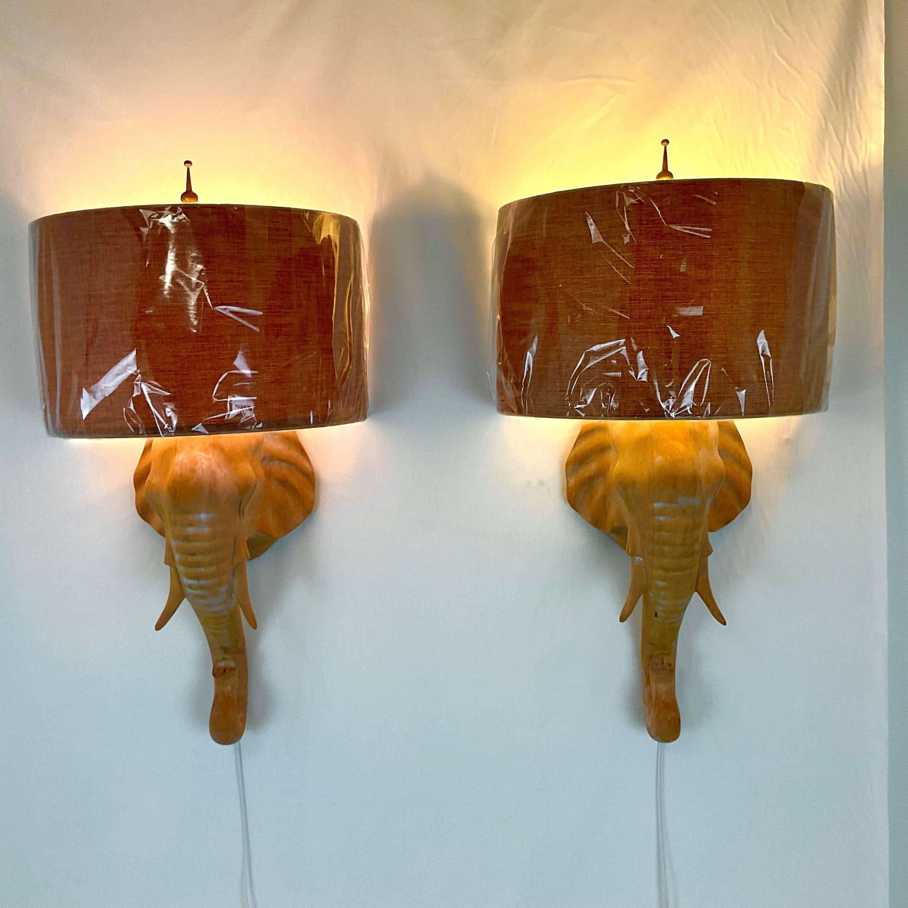 Superbe paire d'appliques murales en bois d'éléphant blanchi, sculptées à la main, avec demi abat-jour en lin brun chocolat fait sur mesure. Embouts en laiton antique. Un ajout important et spectaculaire à n'importe quelle pièce. Ampoules standard