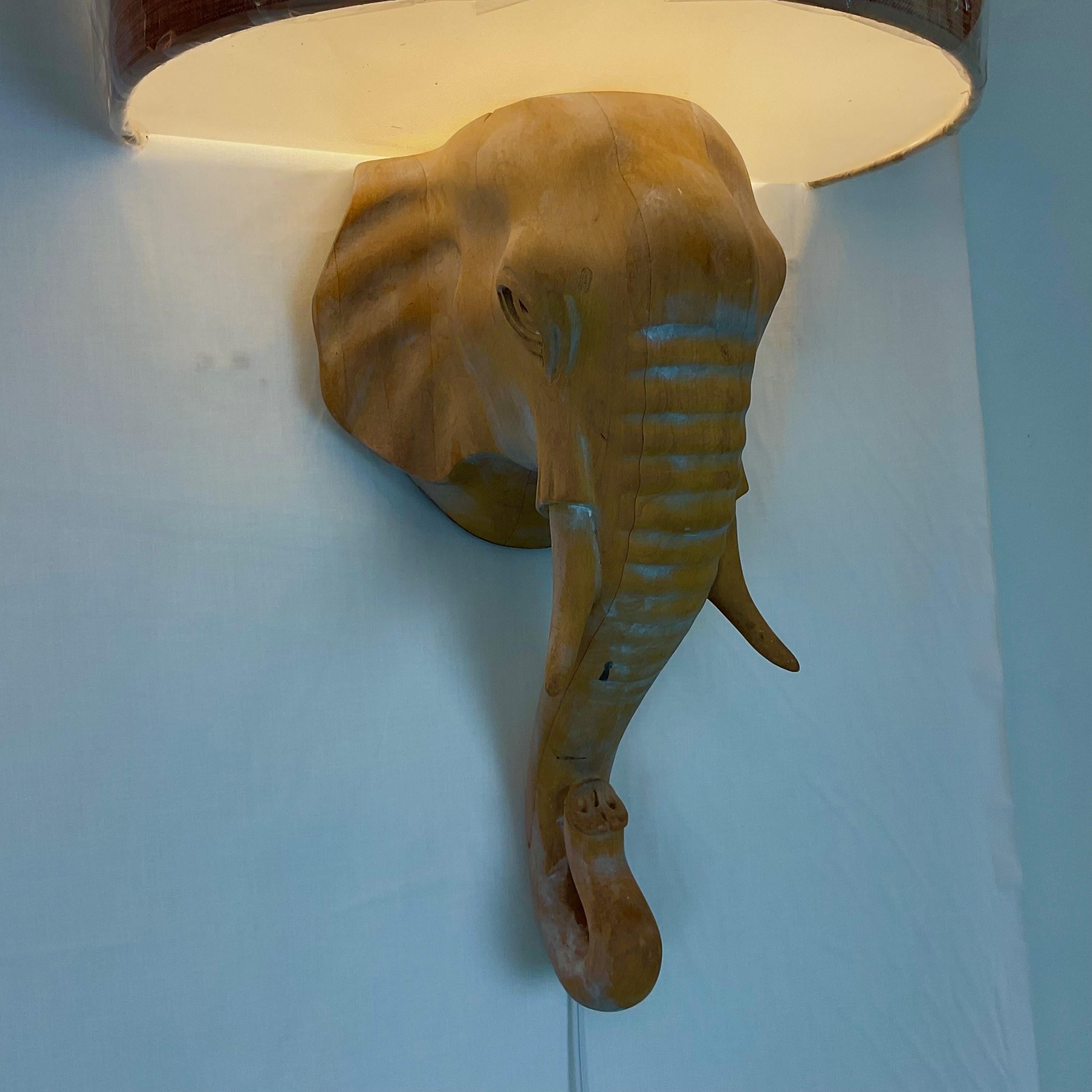 Américain Applique éléphant en bois blanchi naturel avec abat-jour en lin en vente