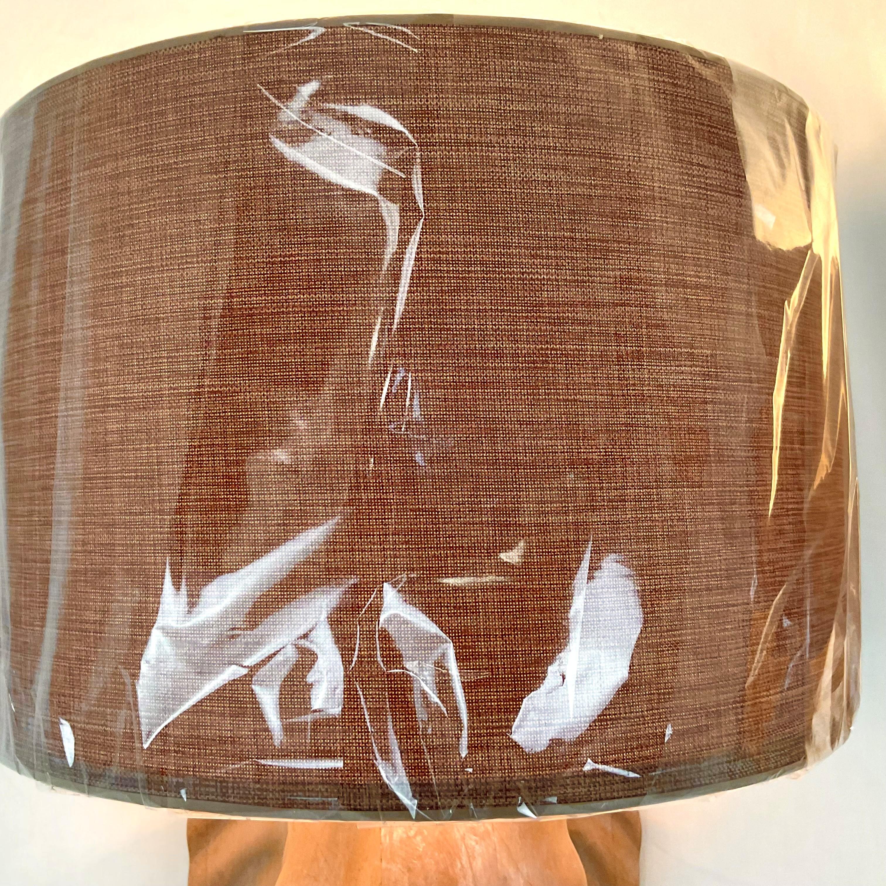 XXIe siècle et contemporain Applique éléphant en bois blanchi naturel avec abat-jour en lin en vente