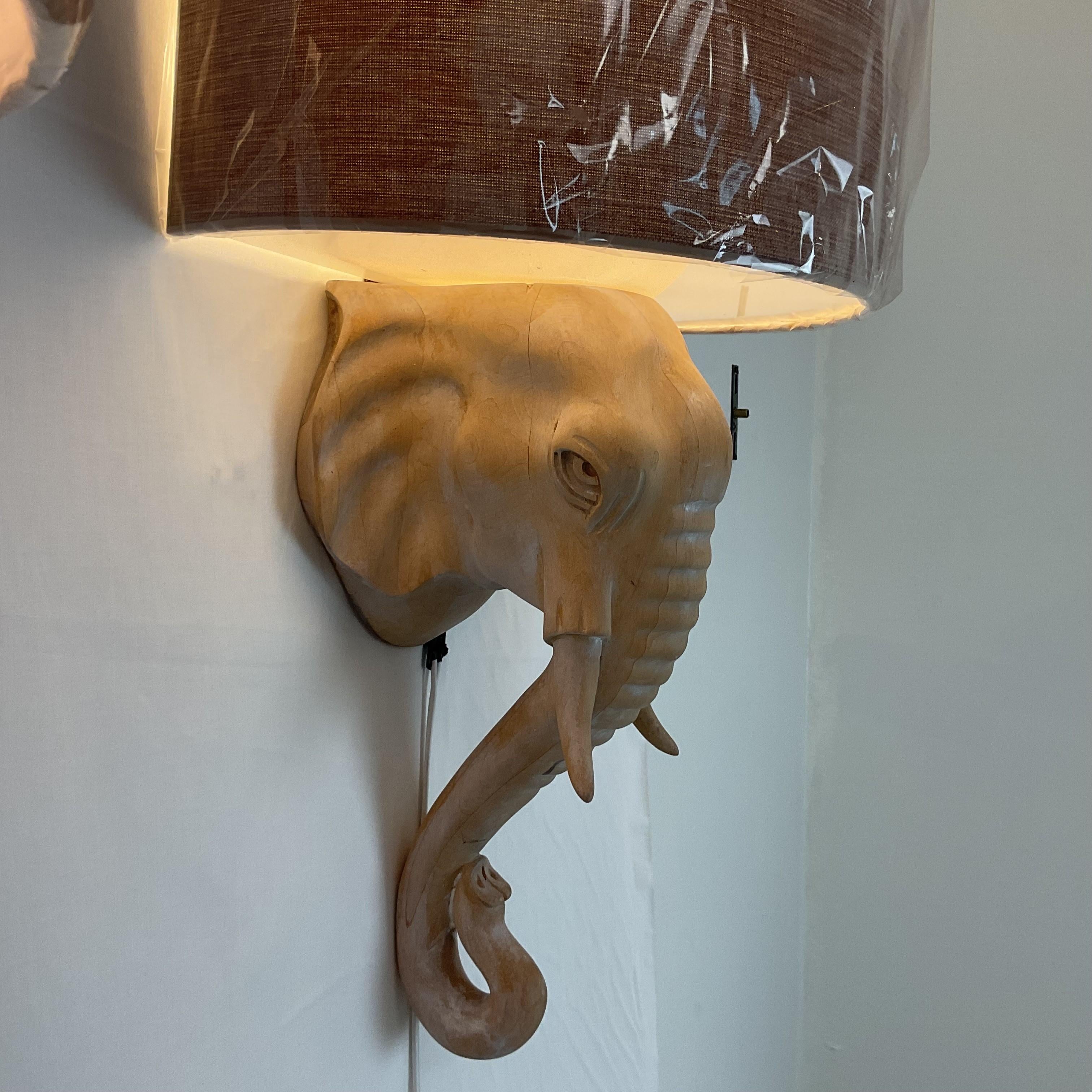 Métal Applique éléphant en bois blanchi naturel avec abat-jour en lin en vente