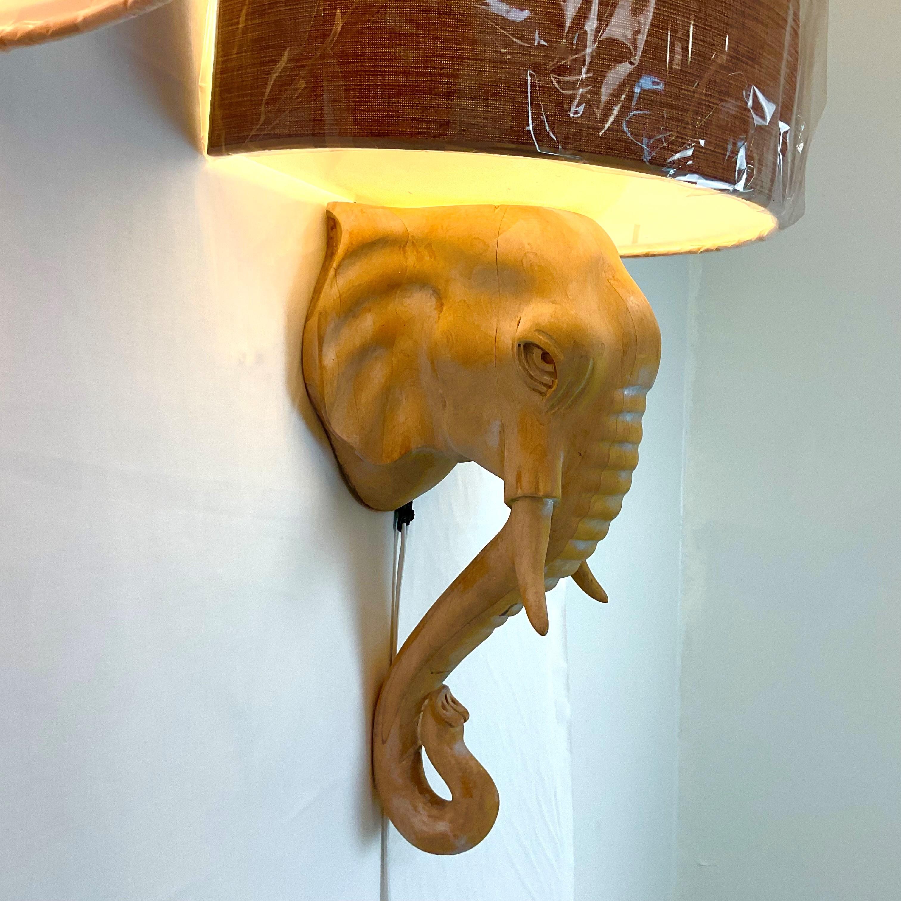 Applique éléphant en bois blanchi naturel avec abat-jour en lin en vente 1