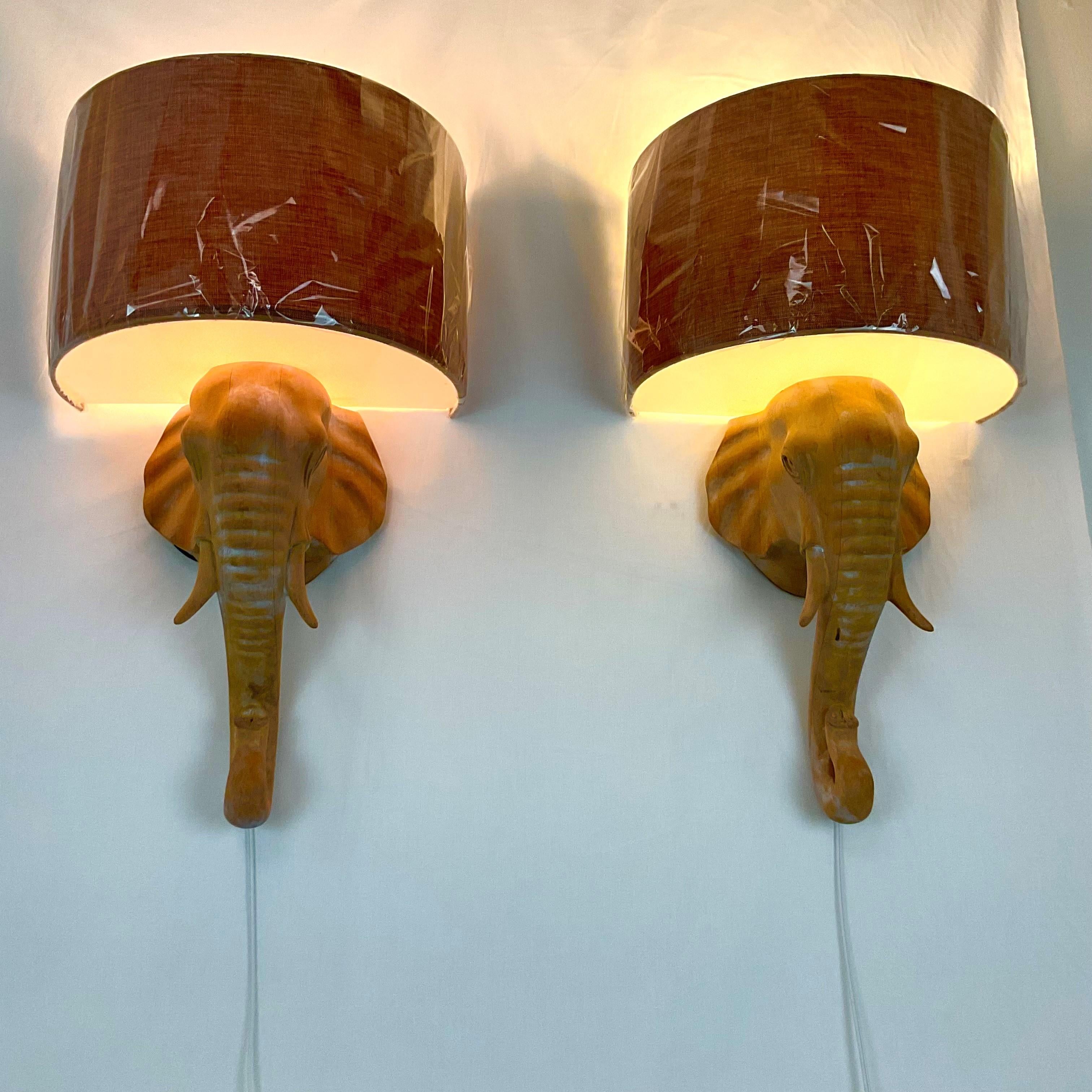 Applique éléphant en bois blanchi naturel avec abat-jour en lin en vente 2