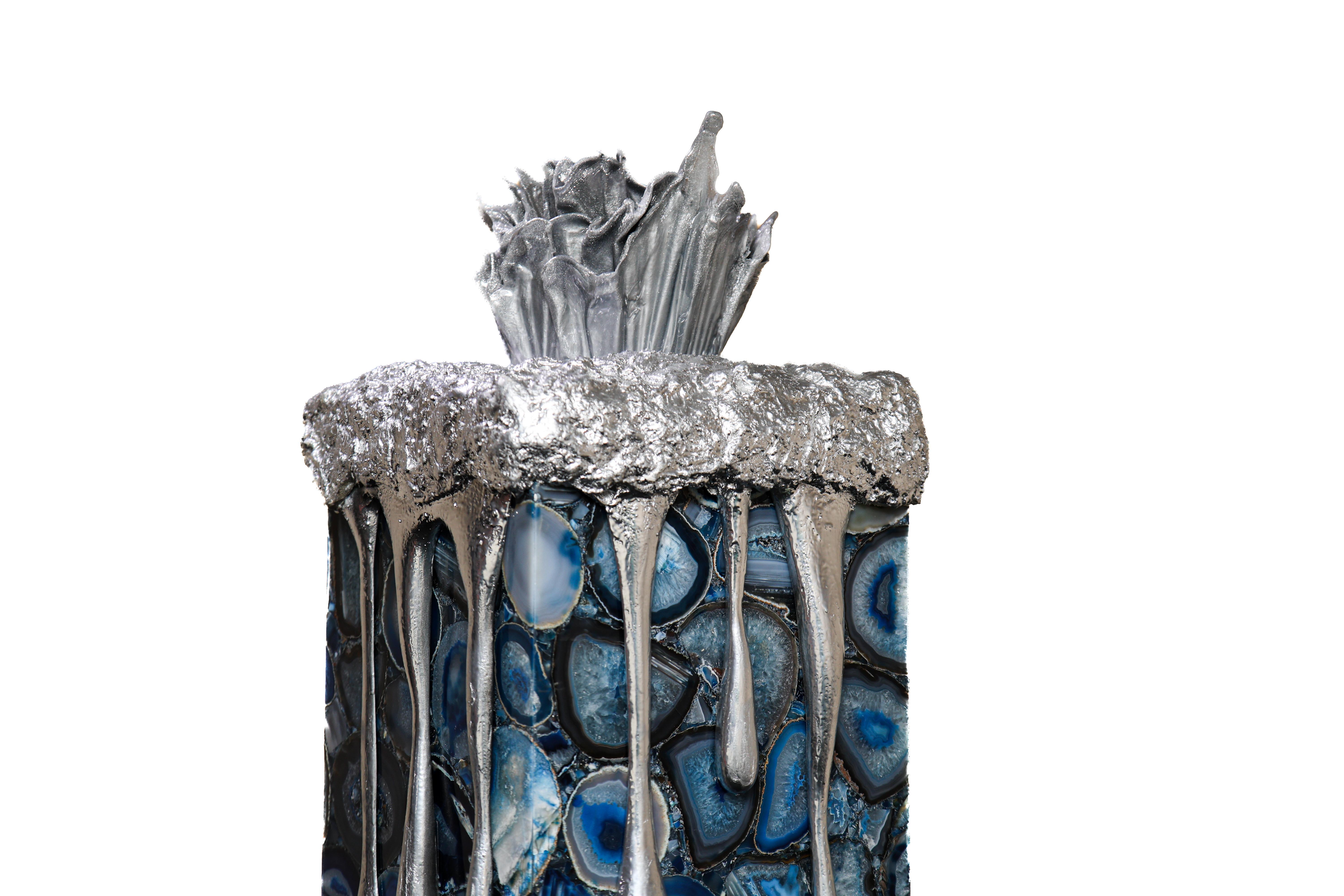 Nuestra impresionante lámpara de pie es una auténtica obra maestra que lleva la belleza de la naturaleza al interior. Elaboradas con abundantes ágatas azules naturales, cada pieza está meticulosamente ensamblada y elegantemente moldeada en resina,