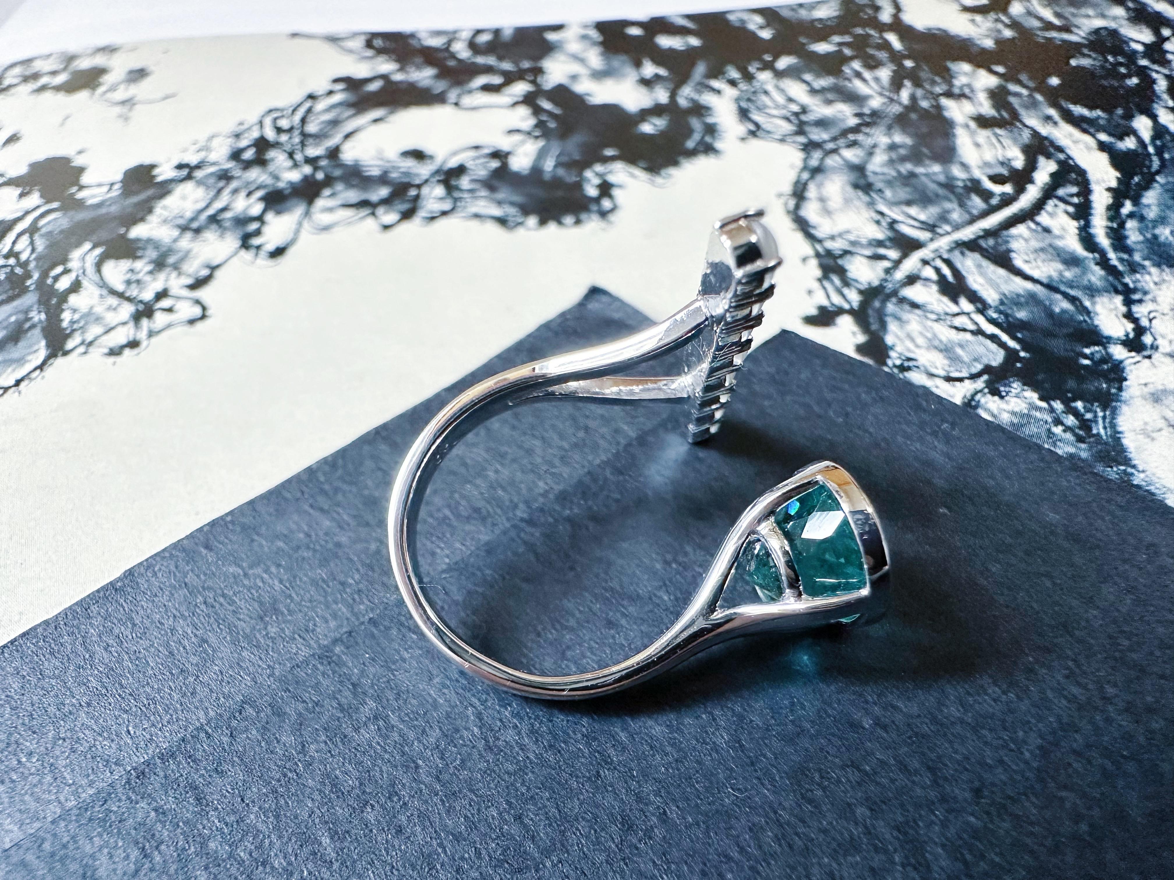 Natural Blue Apatite and Icy Jade Cabochons Open Ring in 18K White Gold in vendita 1