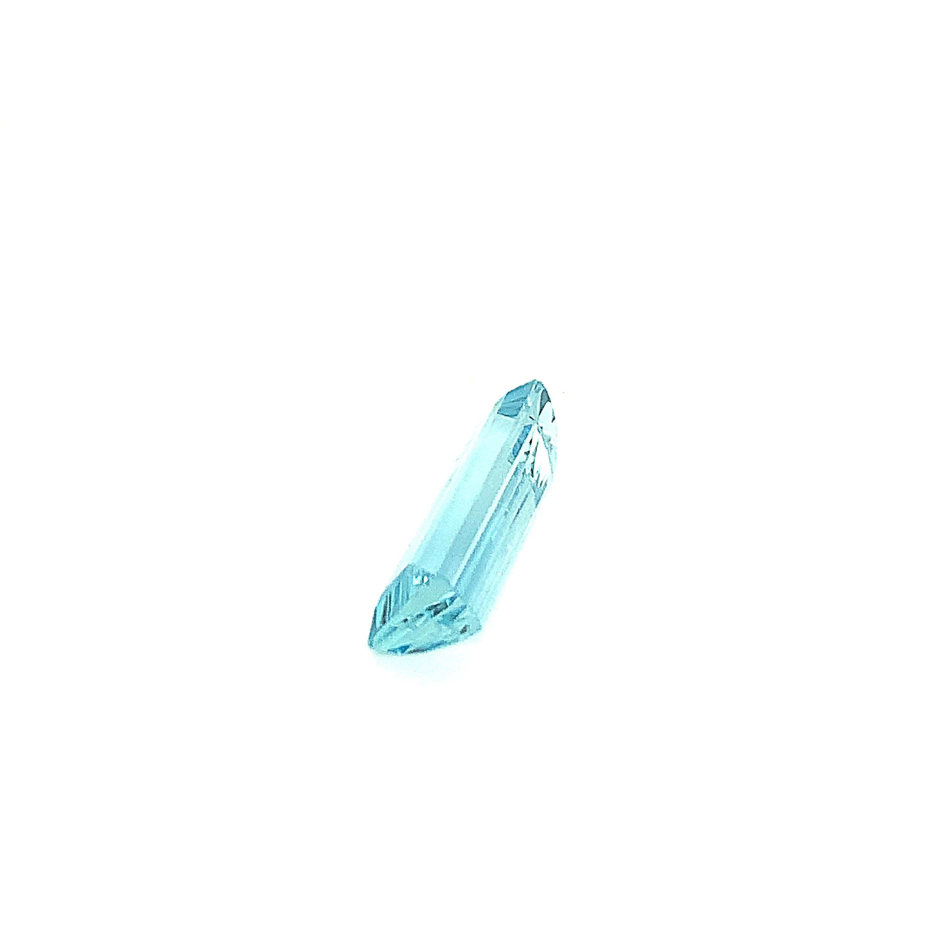 Natural Blue Aquamarine 8.55 Carat unset Elongated Emerald Cut Gemstone  For Sale 6