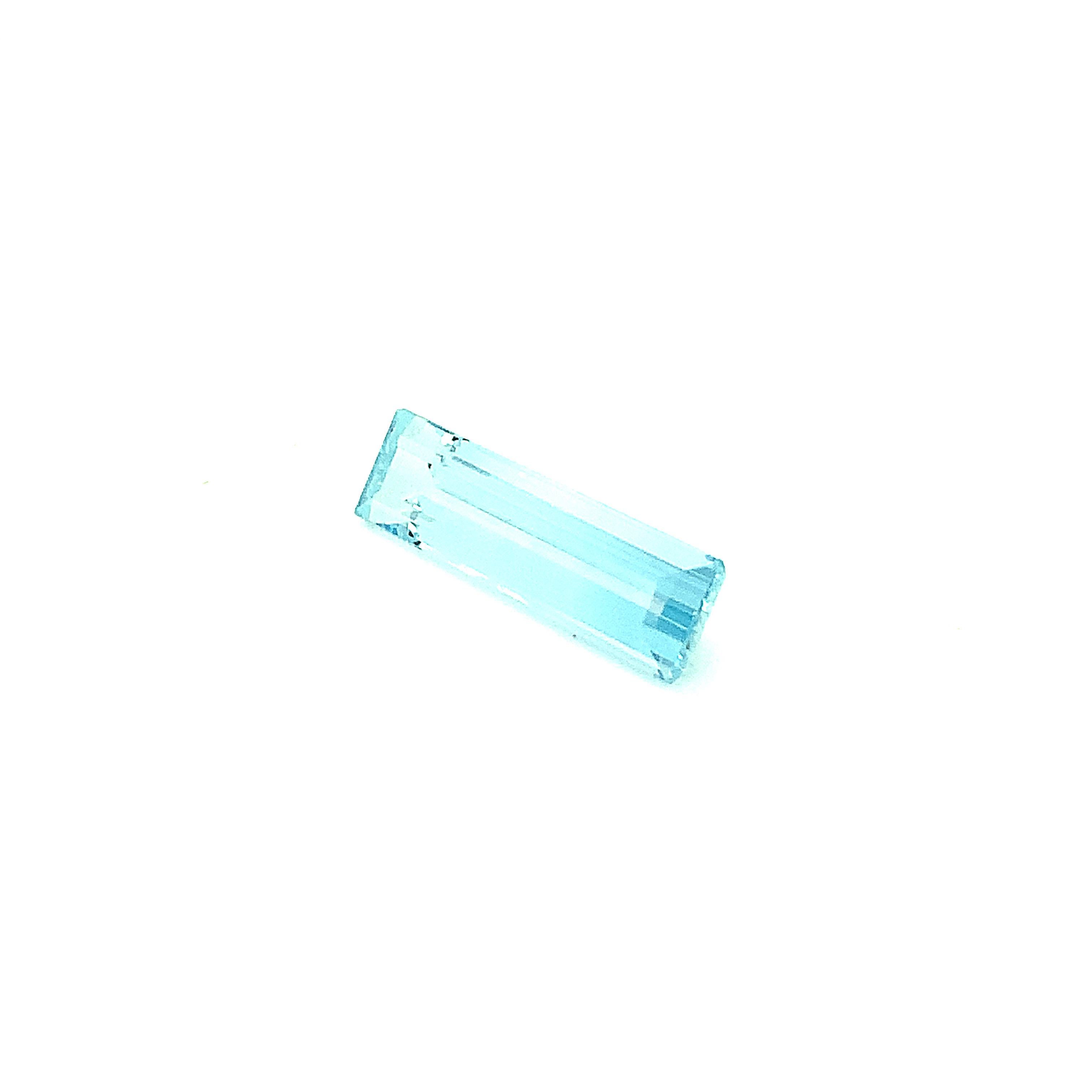 Natural Blue Aquamarine 8.55 Carat unset Elongated Emerald Cut Gemstone  For Sale 7