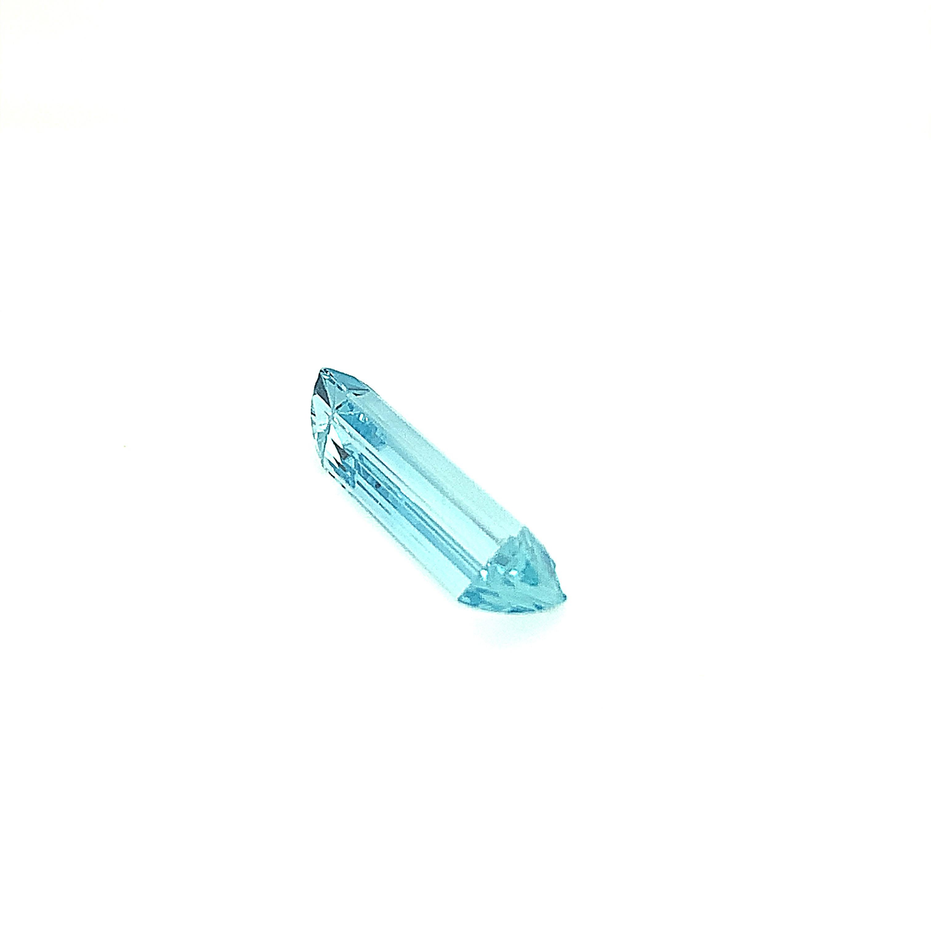 Natural Blue Aquamarine 8.55 Carat unset Elongated Emerald Cut Gemstone  For Sale 2