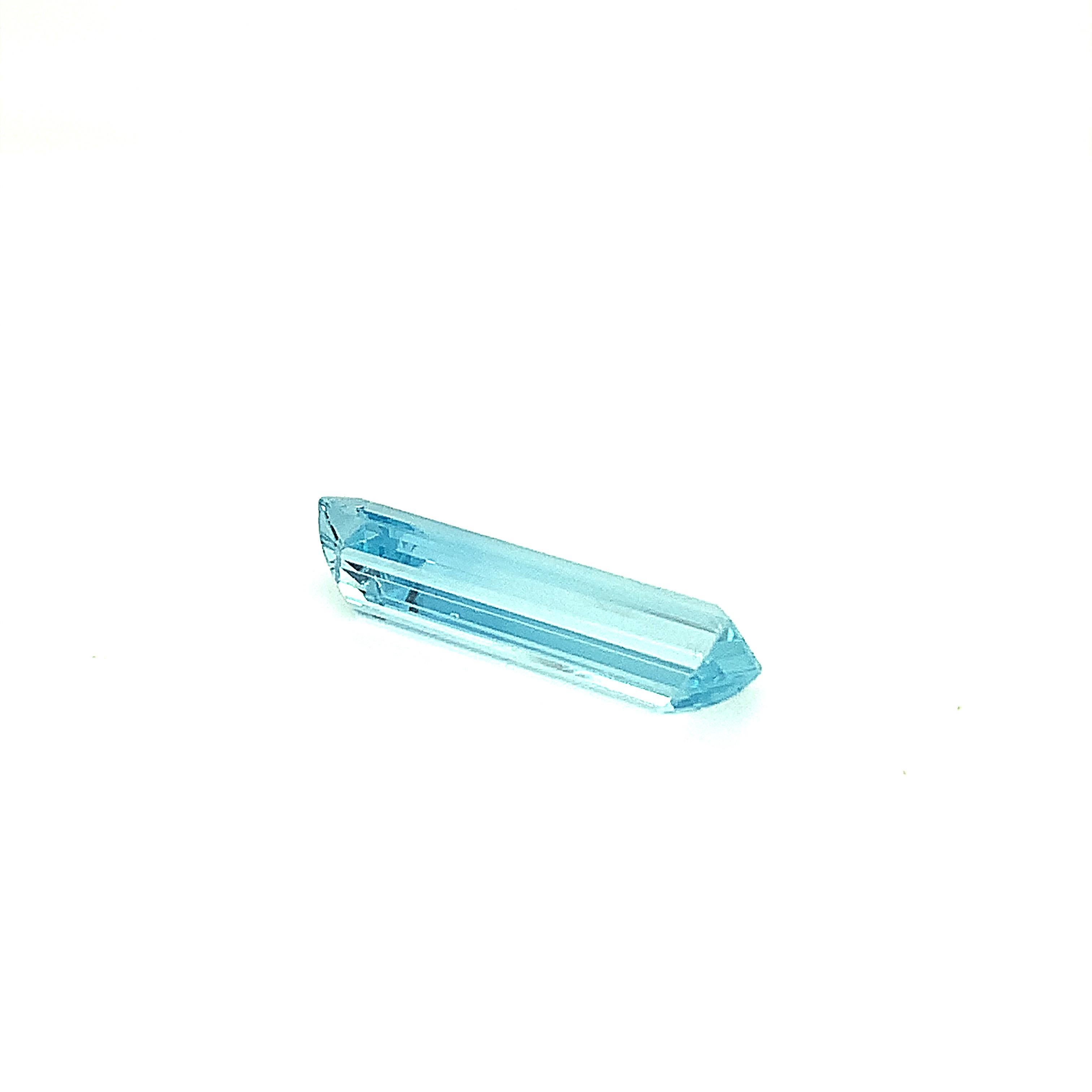 Natural Blue Aquamarine 8.55 Carat unset Elongated Emerald Cut Gemstone  For Sale 4