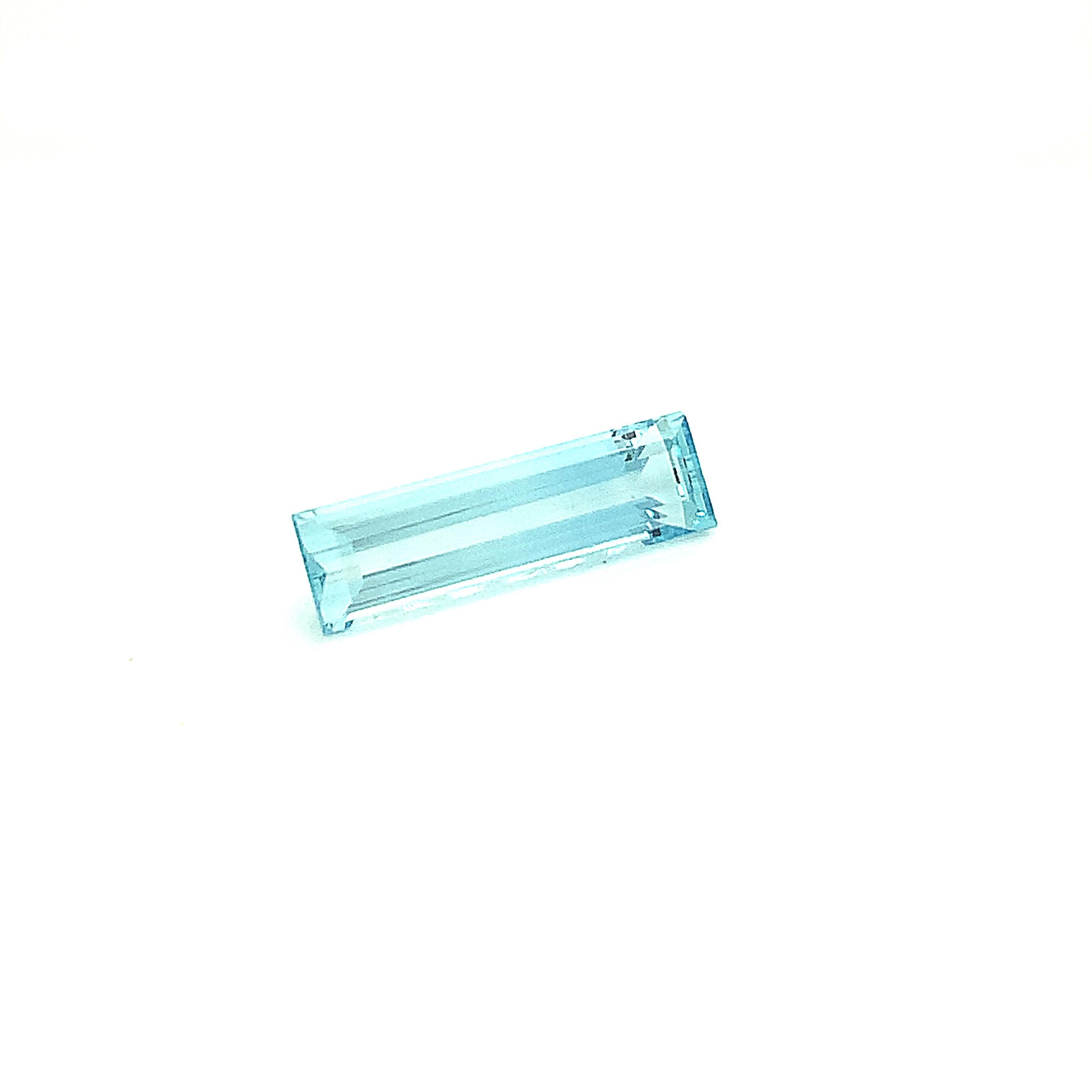 Natural Blue Aquamarine 8.55 Carat unset Elongated Emerald Cut Gemstone  For Sale 5