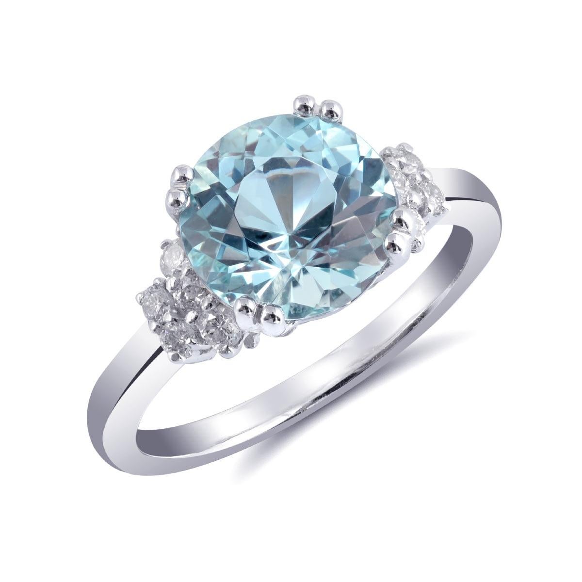 Entdecken Sie die fesselnde Eleganz dieses natürlichen Aquamarins, der in 14-karätigem Weißgold gefasst ist. Dieses außergewöhnliche Schmuckstück, das durch funkelnde Diamanten ergänzt wird, zeigt die feinste Handwerkskunst und die bezaubernde