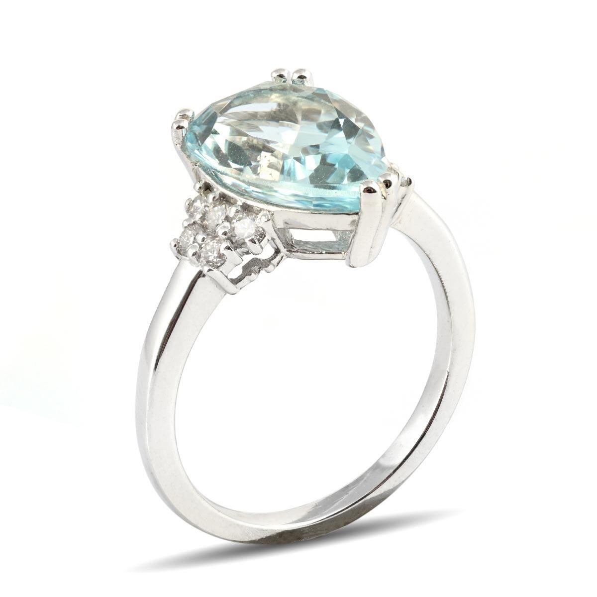 Natural Blue Aquamarine Gemstone 3.43 cts in 14K White Gold Ring with Diamonds In New Condition For Sale In Los Angeles, CA