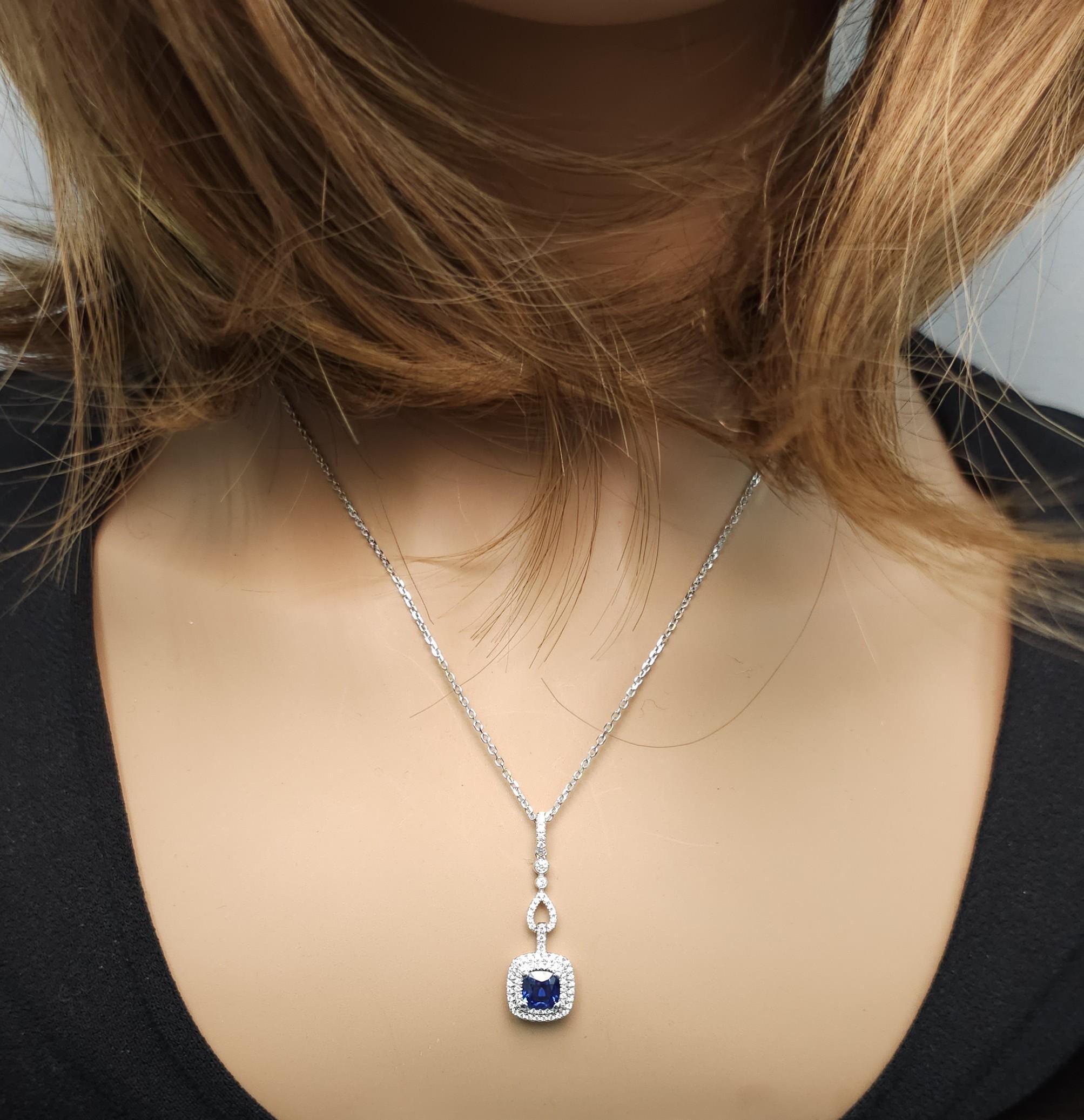 natürlicher blauer Saphir im Kissenschliff und weißer Diamant 1.23 Karat TW Weißgold Anhänger Damen im Angebot
