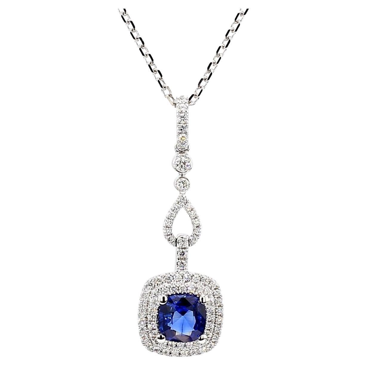 Colgante de oro blanco con zafiro cojín azul natural y diamante blanco de 1.23 quilates TW