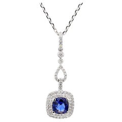 Colgante de oro blanco con zafiro cojín azul natural y diamante blanco de 1.23 quilates TW