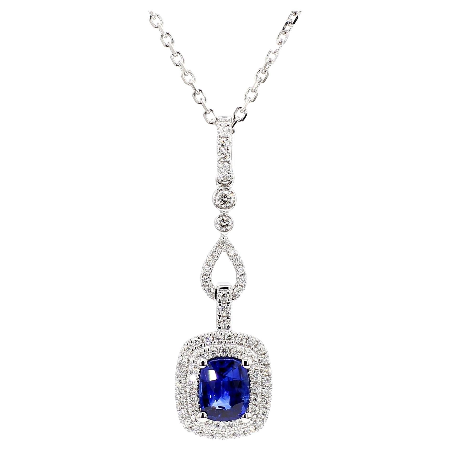 Colgante de oro blanco con zafiro cojín azul natural y diamante blanco de 1.28 quilates TW