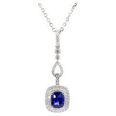 Colgante de oro blanco con zafiro cojín azul natural y diamante blanco de 1.28 quilates TW