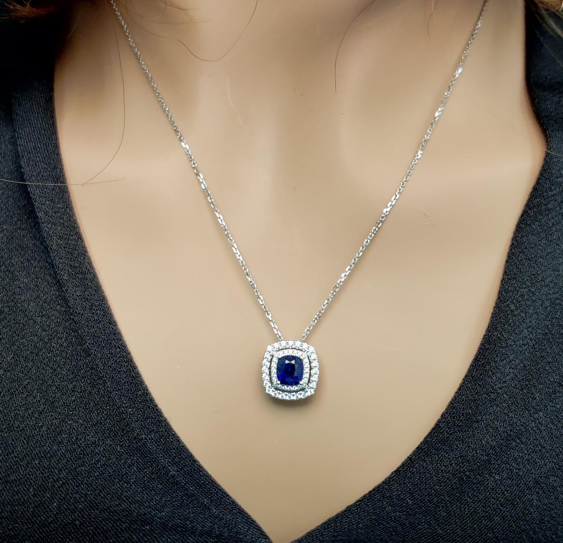 El clásico colgante de zafiro de RareGemWorld. Montada en un precioso engaste de oro blanco de 18 quilates con un zafiro azul natural talla cojín. El zafiro está rodeado de melee de diamantes blancos redondos naturales. Este colgante impresionará y