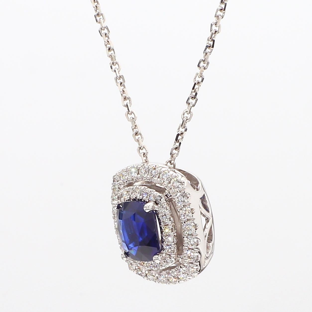 Colgante de oro blanco con zafiro cojín azul natural y diamante blanco de 1.43 quilates TW Corte cojín en venta