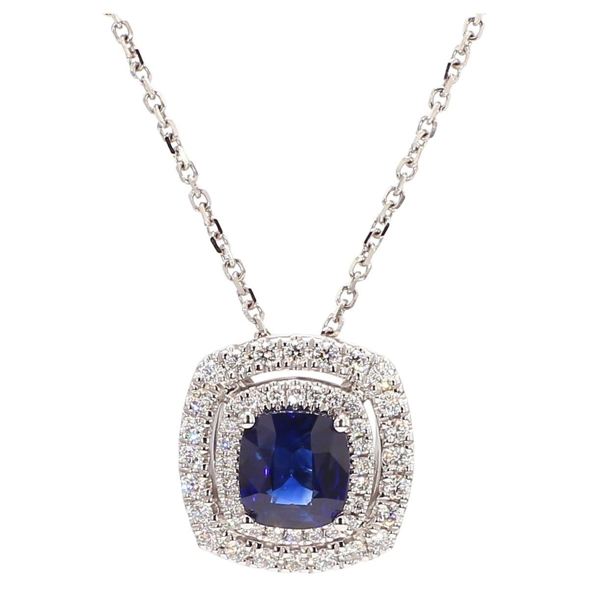 Colgante de oro blanco con zafiro cojín azul natural y diamante blanco de 1.43 quilates TW en venta