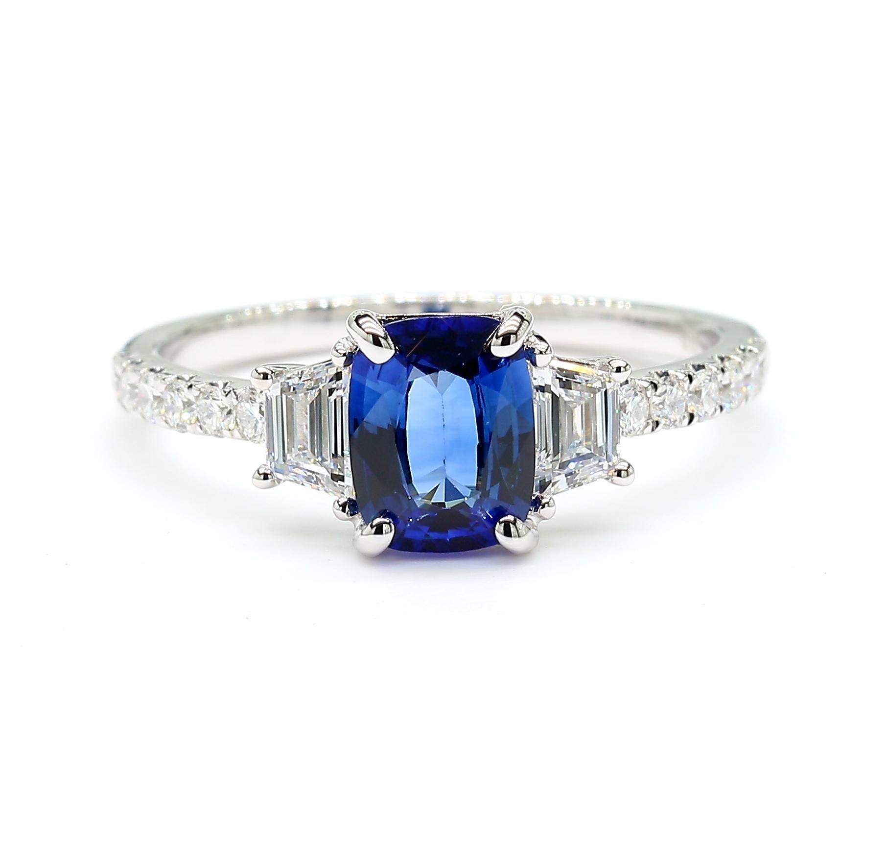 Contemporain Bague cocktail en or 1.49 carats poids total, saphir bleu naturel taille coussin et diamant blanc en vente