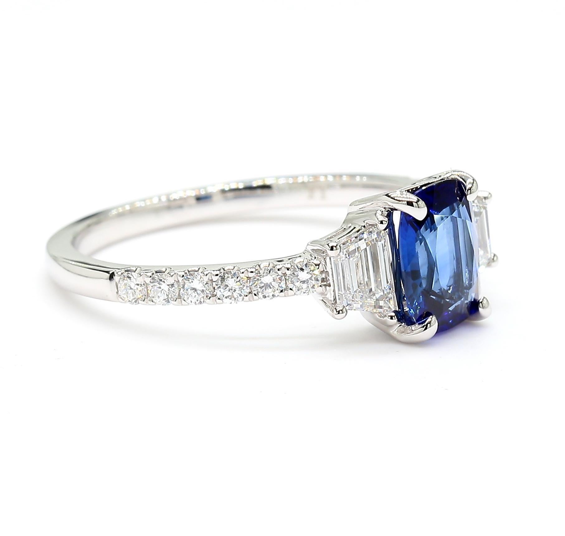 Taille coussin Bague cocktail en or 1.49 carats poids total, saphir bleu naturel taille coussin et diamant blanc en vente