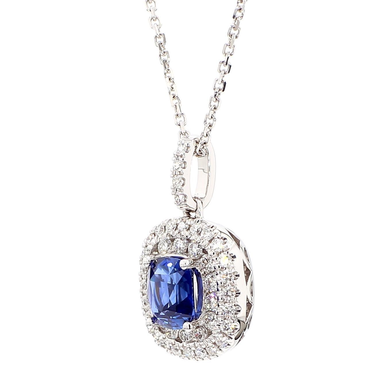 Il bellissimo ciondolo con zaffiro di RareGemworld. Montato in una splendida montatura in oro bianco 18 carati con uno zaffiro blu naturale taglio cuscino. Lo zaffiro è circondato da un diamante bianco rotondo naturale. Questo ciondolo è destinato a