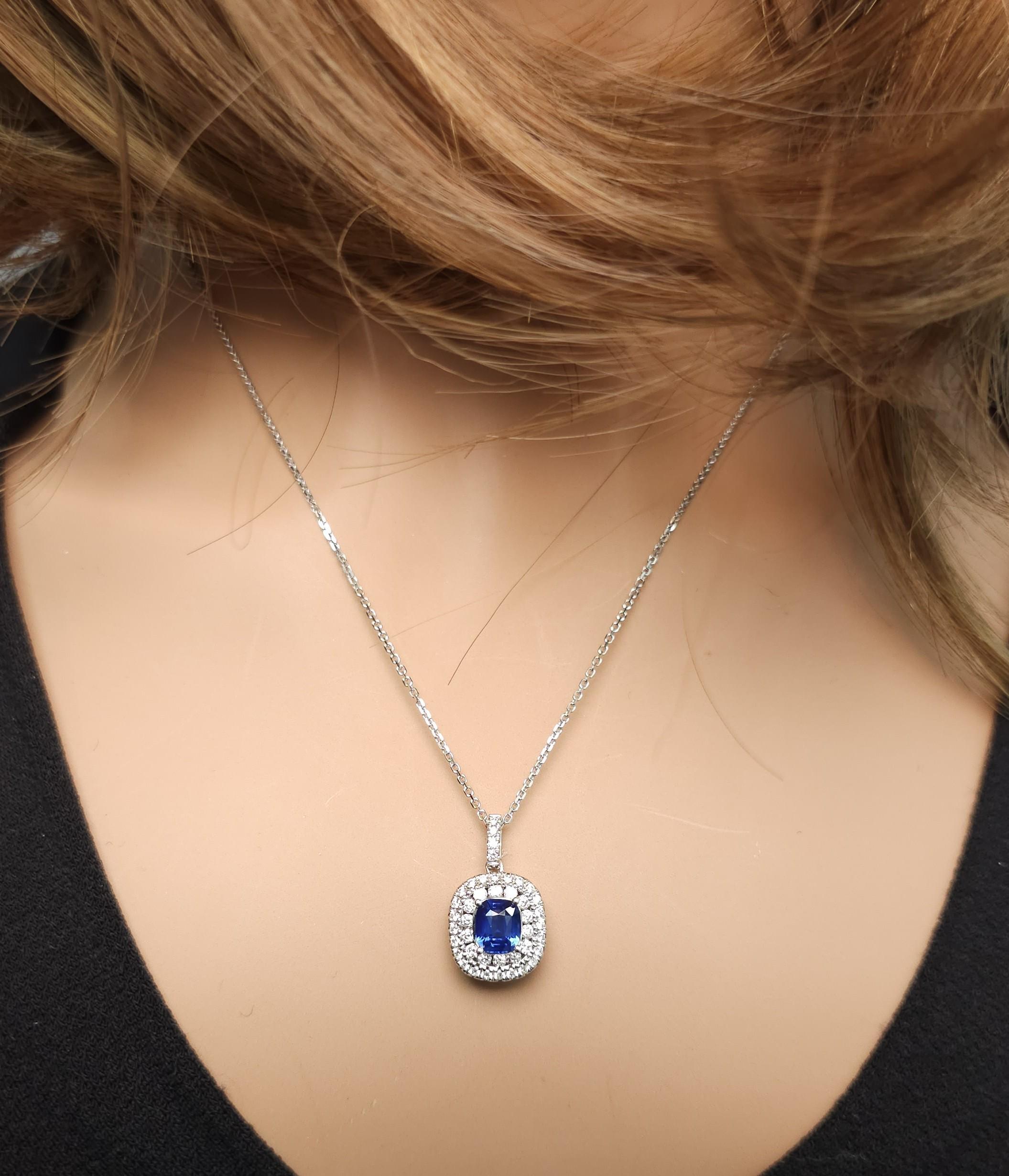Ciondolo a goccia in oro con zaffiro blu naturale e diamante bianco da 1,53 carati TW In condizioni Nuovo in vendita a New York, NY