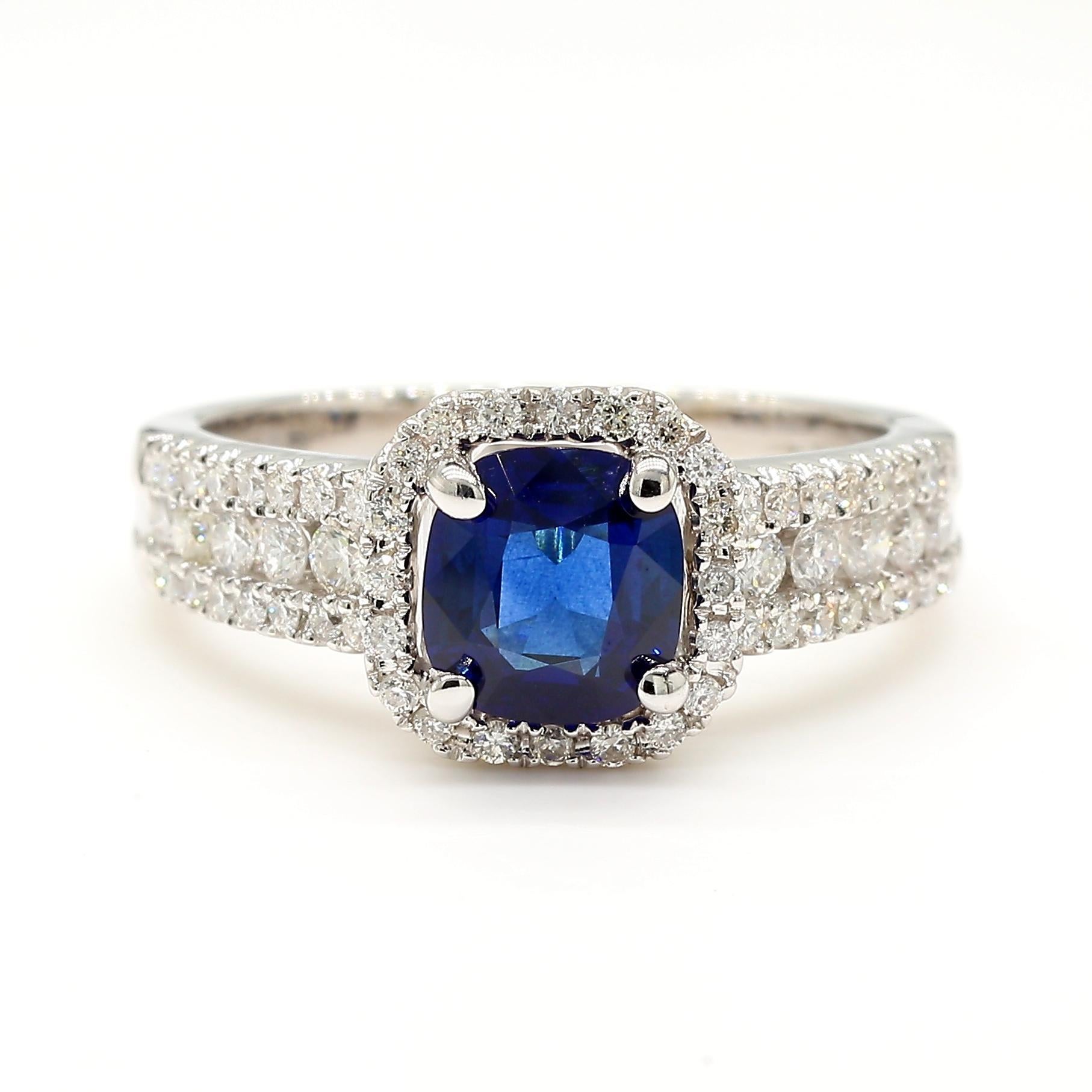 Contemporain Bague cocktail en or 1.58 carats poids total, saphir bleu naturel taille coussin et diamant blanc en vente