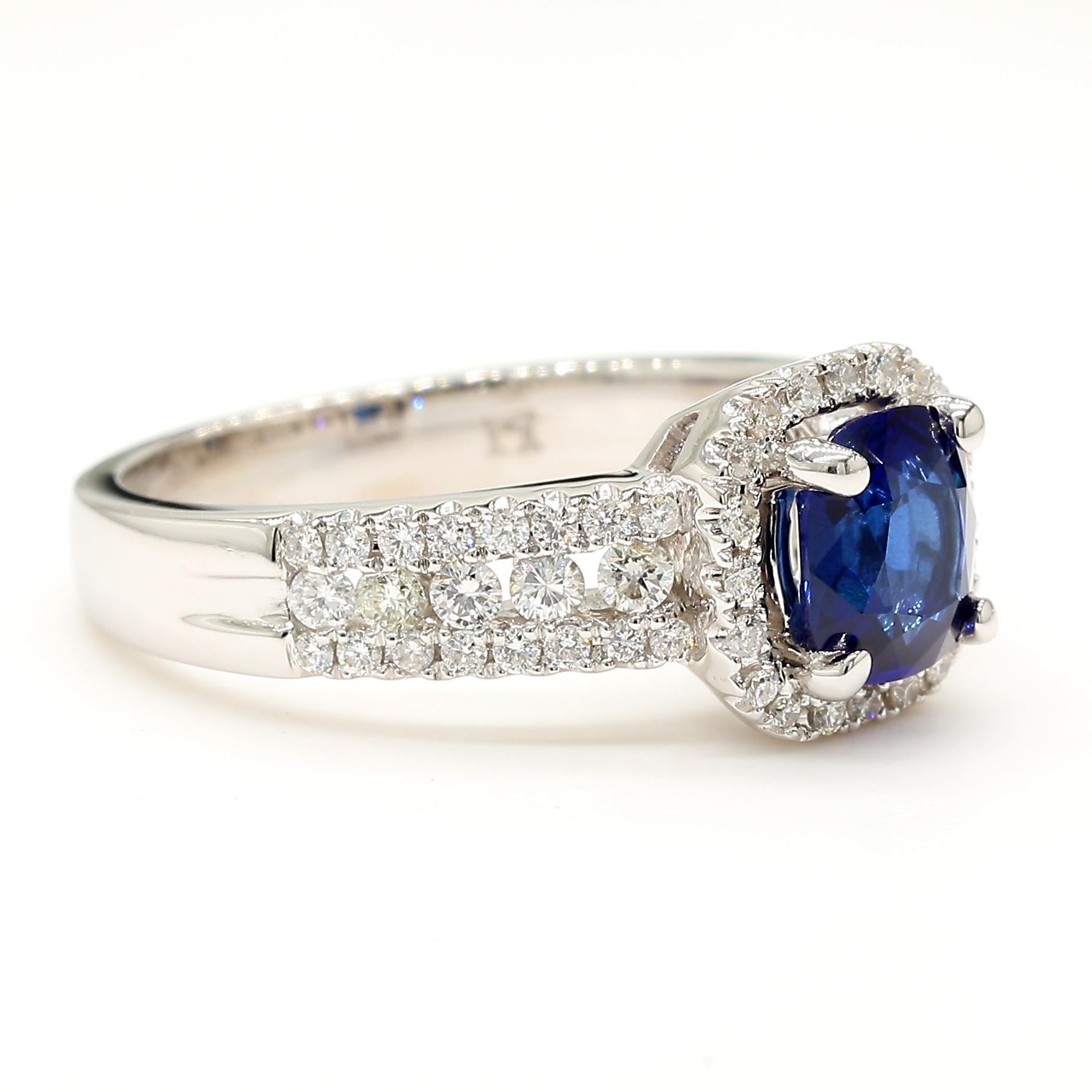 Taille coussin Bague cocktail en or 1.58 carats poids total, saphir bleu naturel taille coussin et diamant blanc en vente
