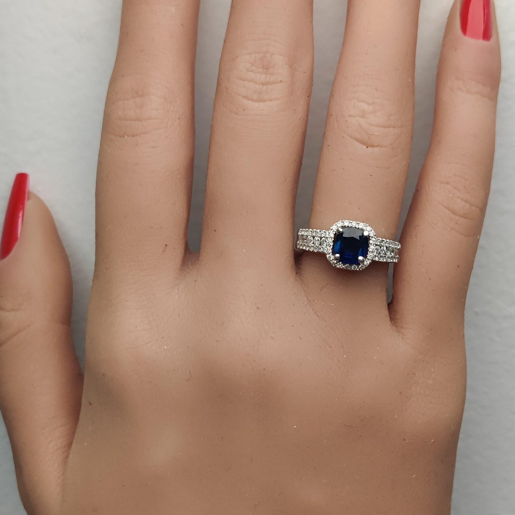 Bague cocktail en or 1.58 carats poids total, saphir bleu naturel taille coussin et diamant blanc Neuf - En vente à New York, NY