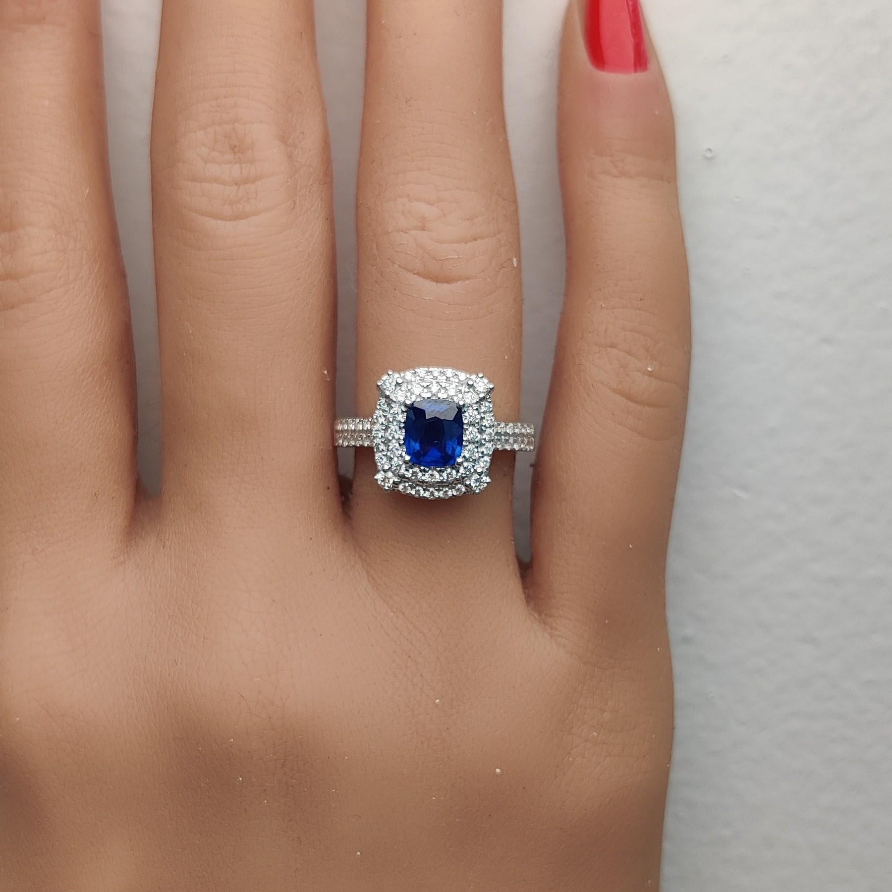 Anillo de cóctel de oro con zafiro cojín azul natural y diamante blanco de 1.60 quilates TW en Nuevo estado para la venta en New York, NY
