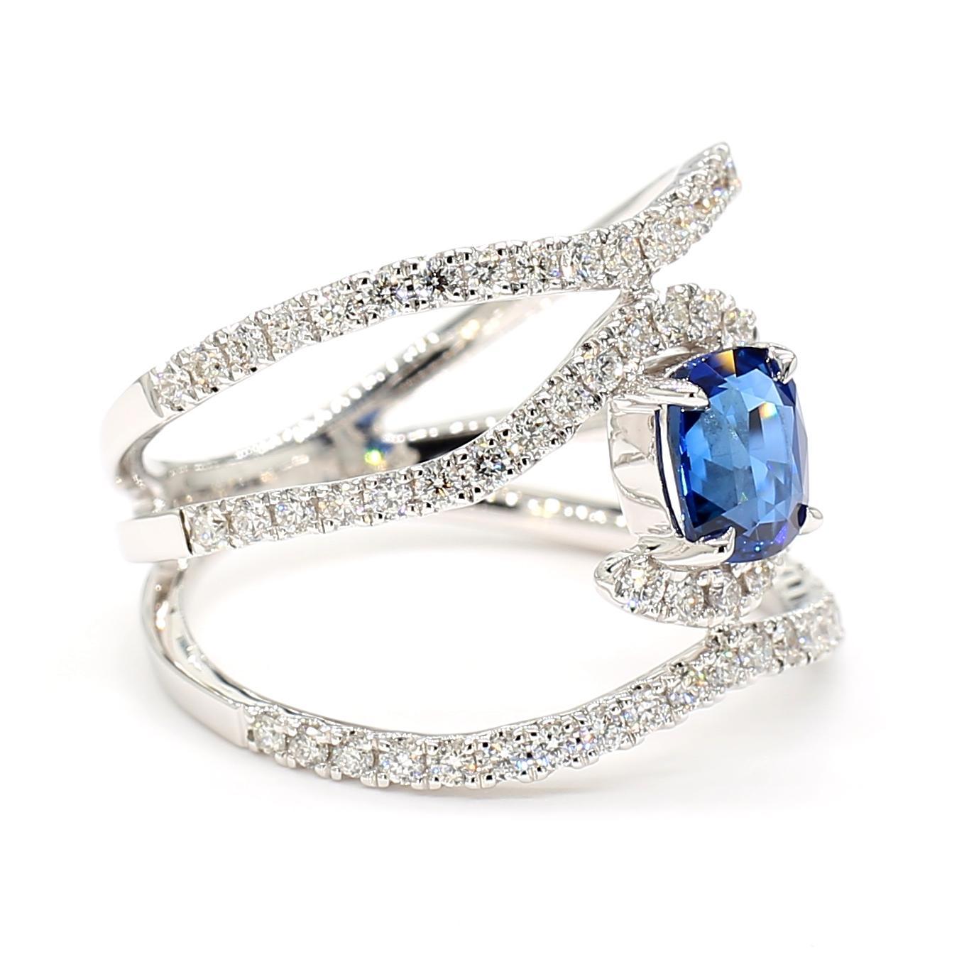 Taille coussin Bague cocktail en or 1.73 carats poids total, saphir bleu naturel taille coussin et diamant blanc en vente