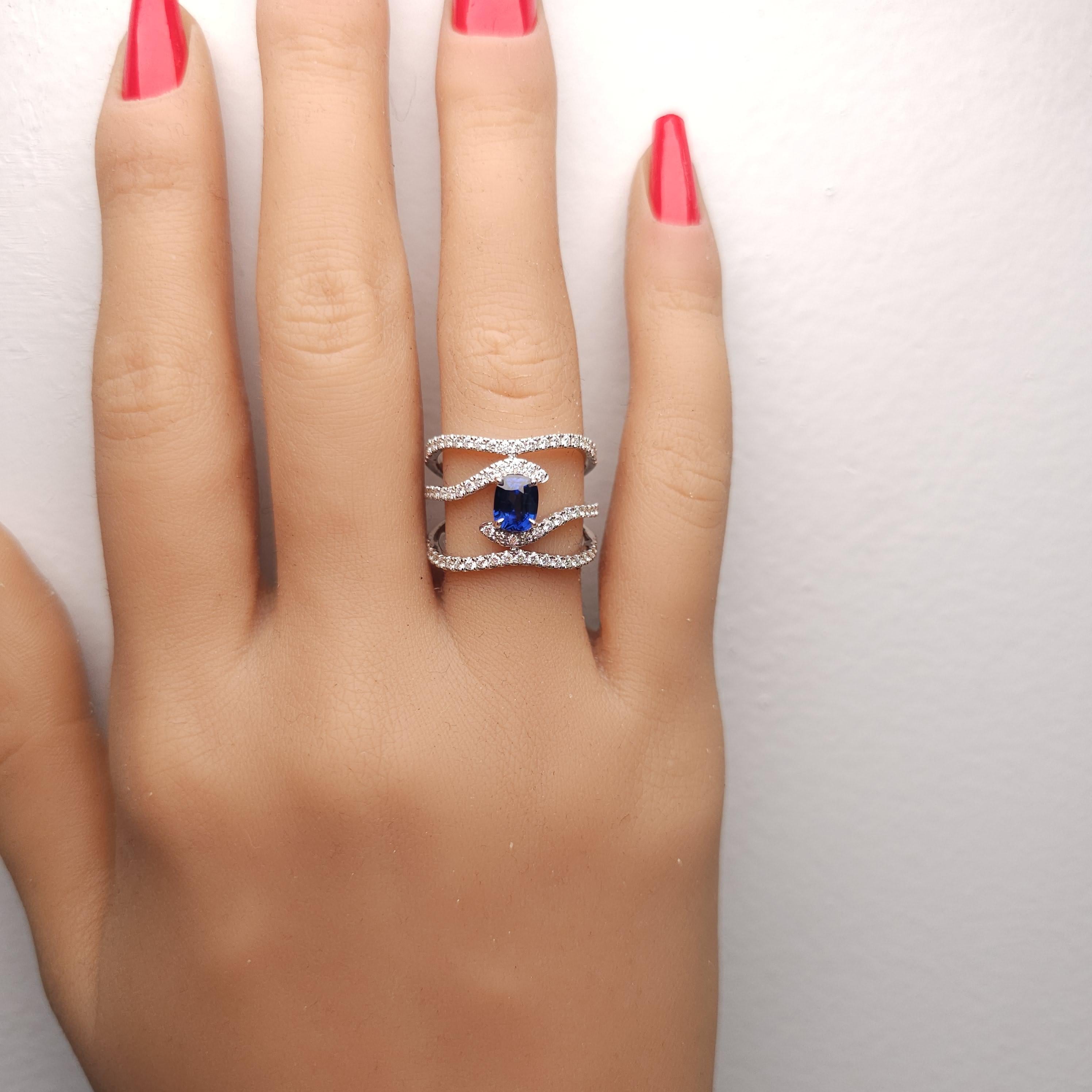 Bague cocktail en or 1.73 carats poids total, saphir bleu naturel taille coussin et diamant blanc Neuf - En vente à New York, NY