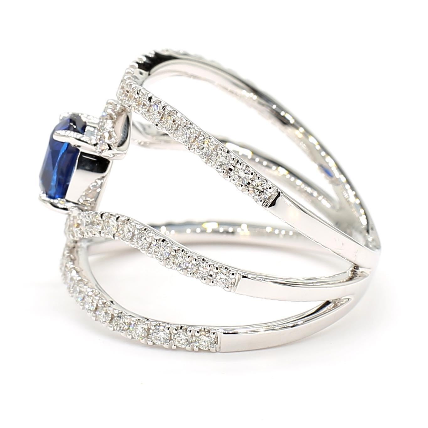 Bague cocktail en or 1.73 carats poids total, saphir bleu naturel taille coussin et diamant blanc en vente 1