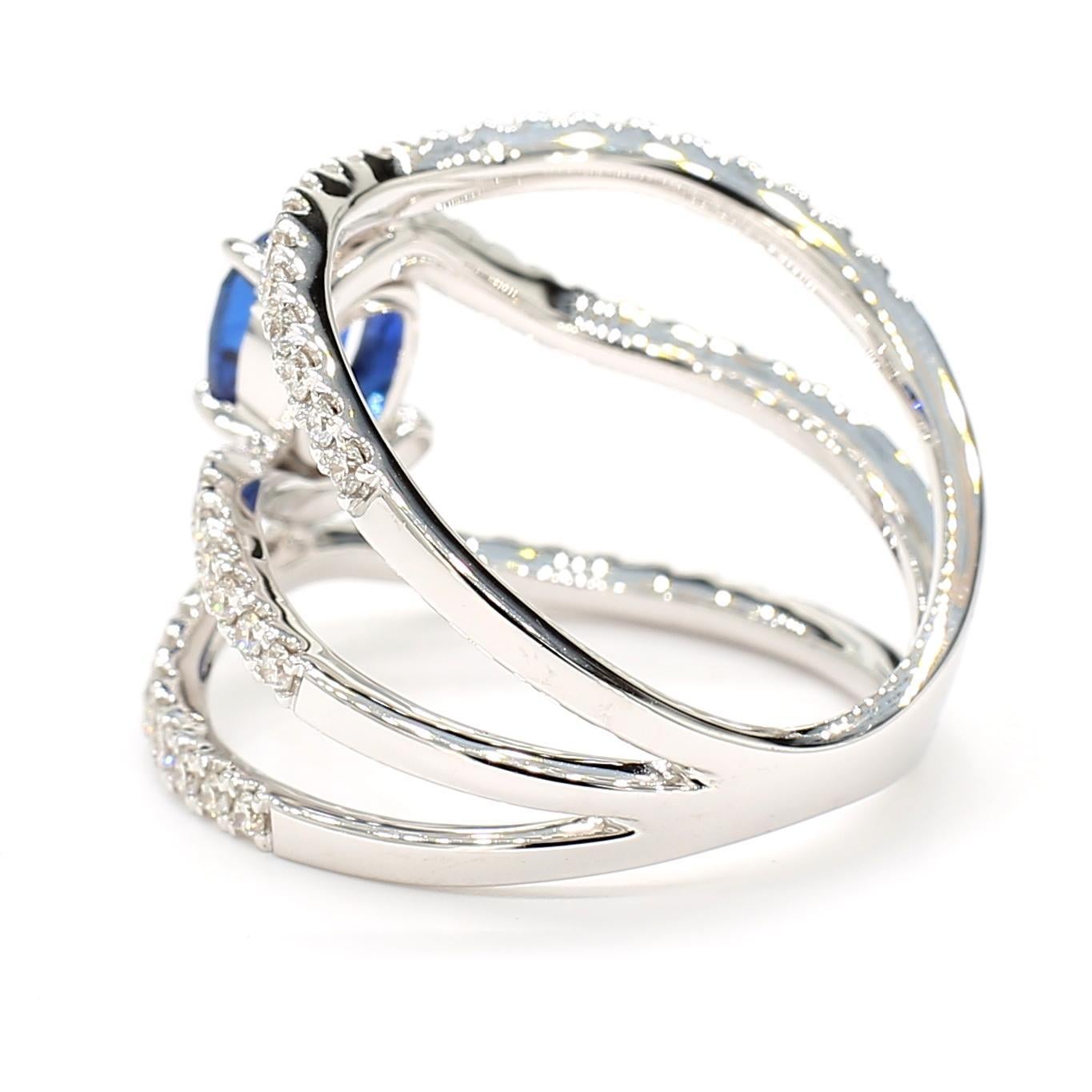Bague cocktail en or 1.73 carats poids total, saphir bleu naturel taille coussin et diamant blanc en vente 2