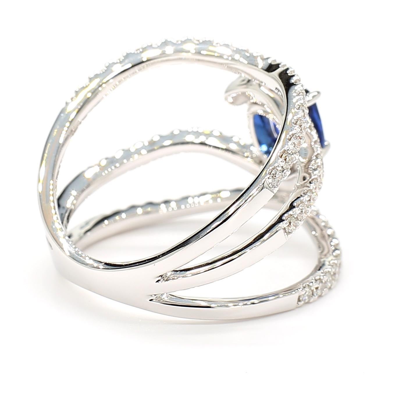 Bague cocktail en or 1.73 carats poids total, saphir bleu naturel taille coussin et diamant blanc en vente 3