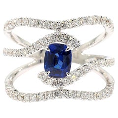 Bague cocktail en or 1.73 carats poids total, saphir bleu naturel taille coussin et diamant blanc