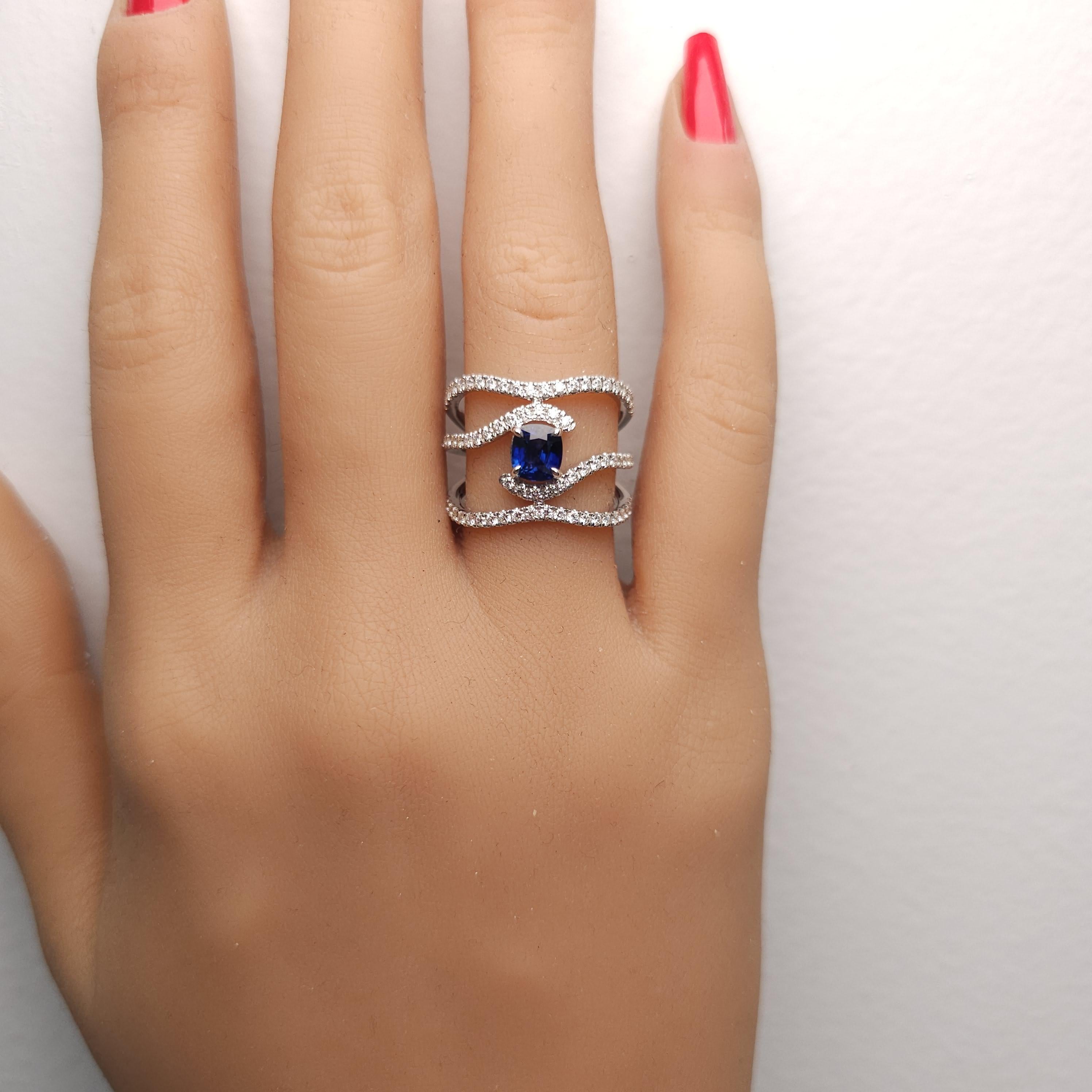 Anillo de cóctel de oro con zafiro cojín azul natural y diamante blanco de 1.77 quilates TW en Nuevo estado para la venta en New York, NY