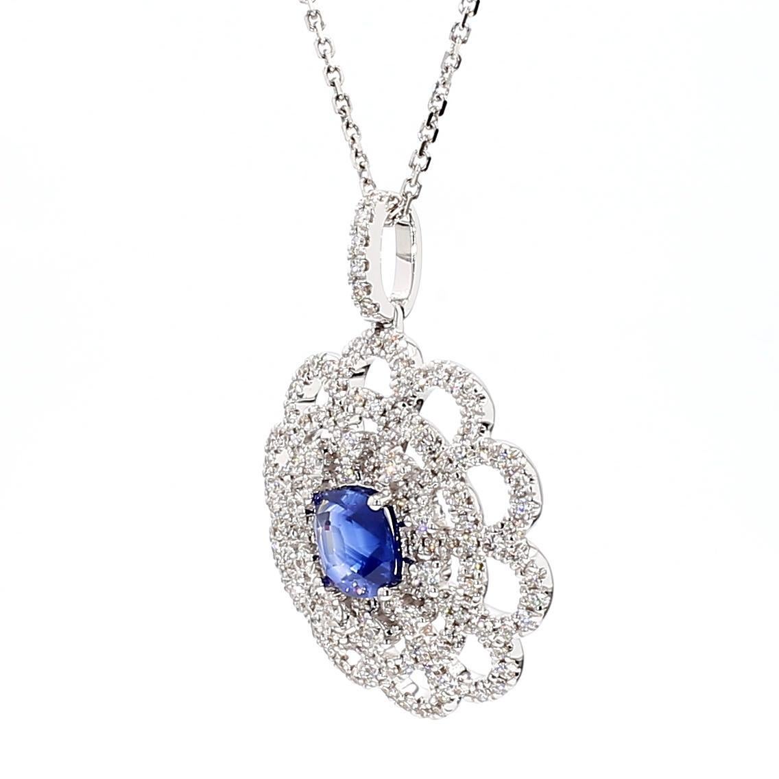 Le magnifique pendentif en saphir de Raregemworld. Monté dans une belle monture en or blanc 18 carats avec un saphir bleu naturel de taille coussin. Le saphir est entouré d'une mêlée de diamants blancs ronds naturels. Ce pendentif est garanti pour