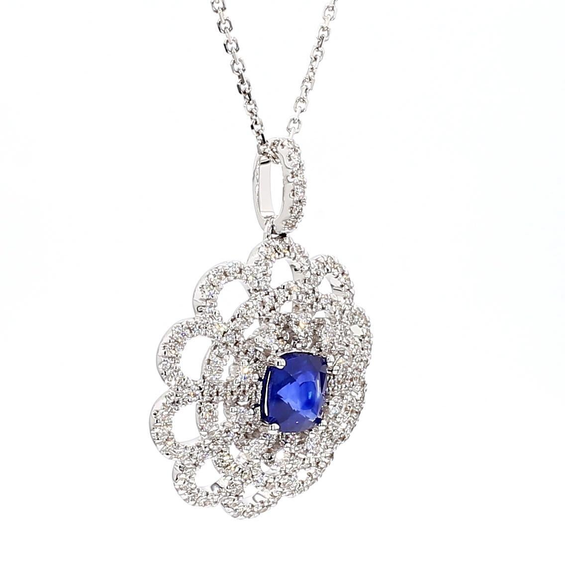 Taille coussin Pendentif en or de 1,84 carat poids total, saphir bleu naturel taille coussin et diamant blanc en vente