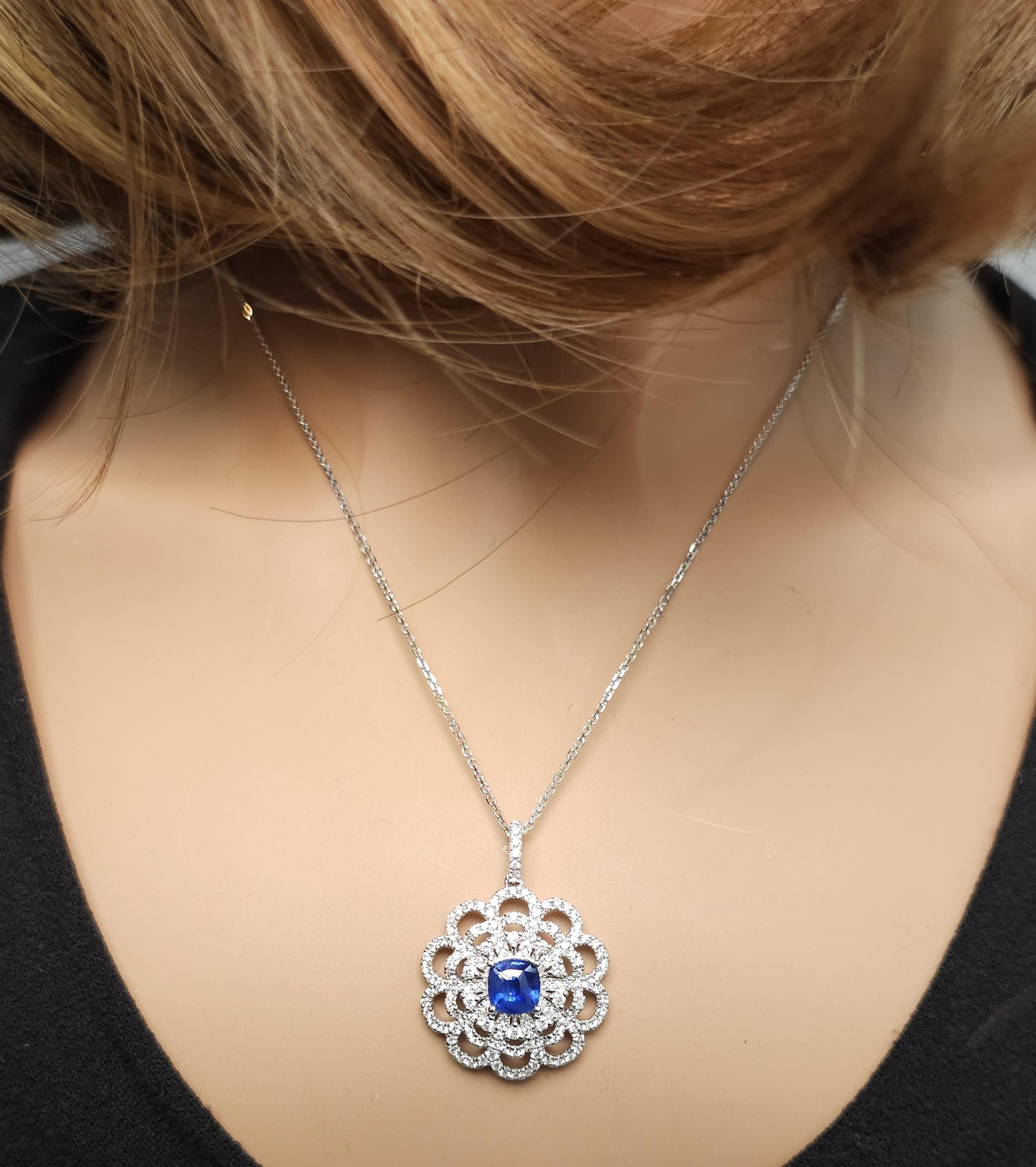 Pendentif en or de 1,84 carat poids total, saphir bleu naturel taille coussin et diamant blanc Neuf - En vente à New York, NY